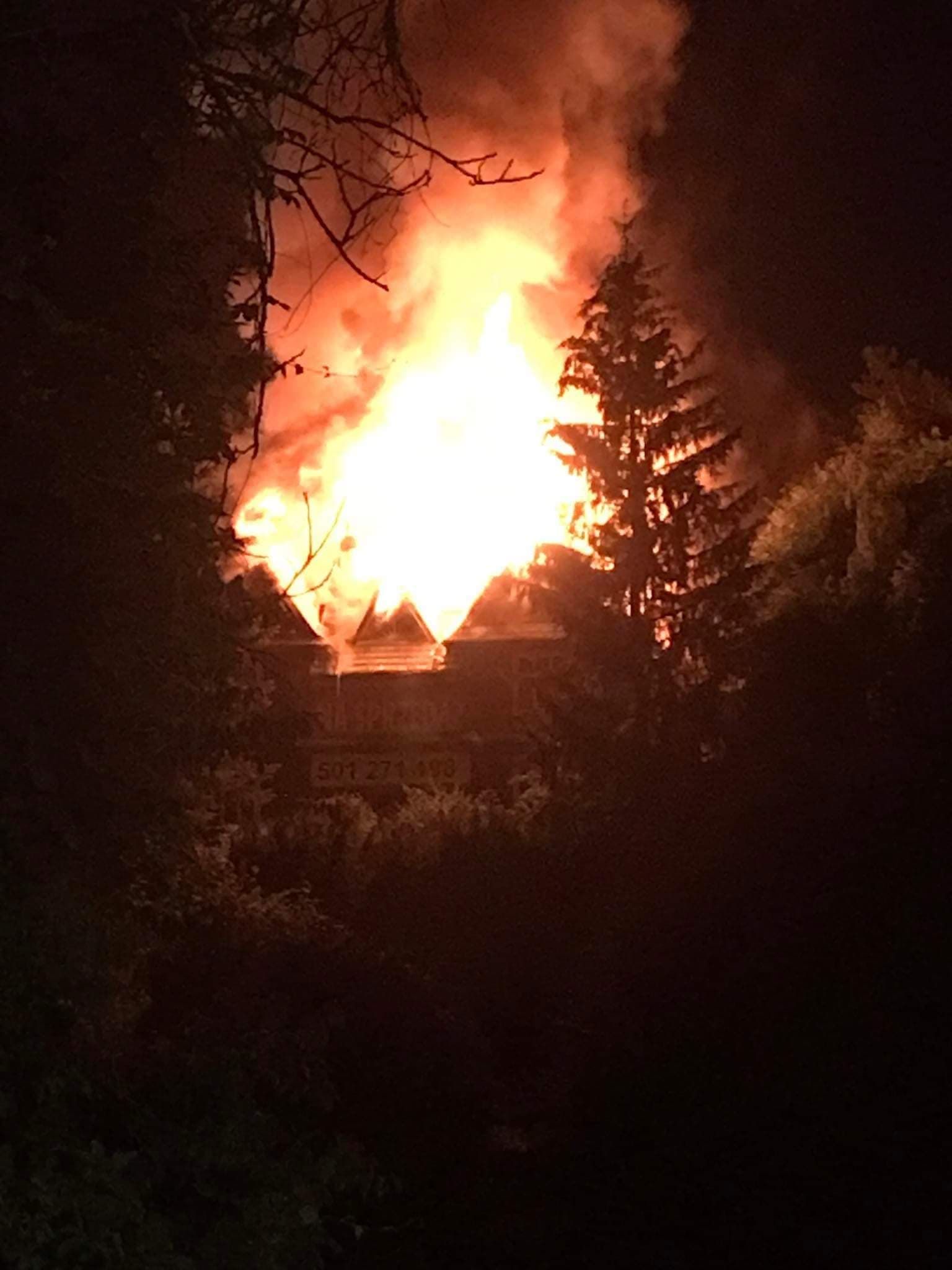Płonie dom wypoczynkowy w Kazimierzu Dolnym. Z ogniem walczy kilkudziesięciu strażaków (foto, wideo)