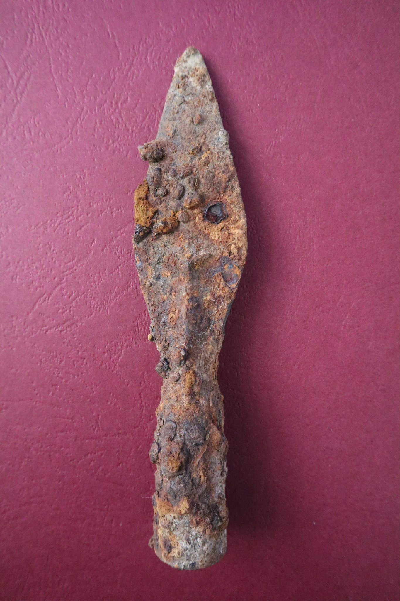 Zabytkowe topory i grot włóczni znaleziono na złomowisku. To część większej kolekcji (zdjęcia)