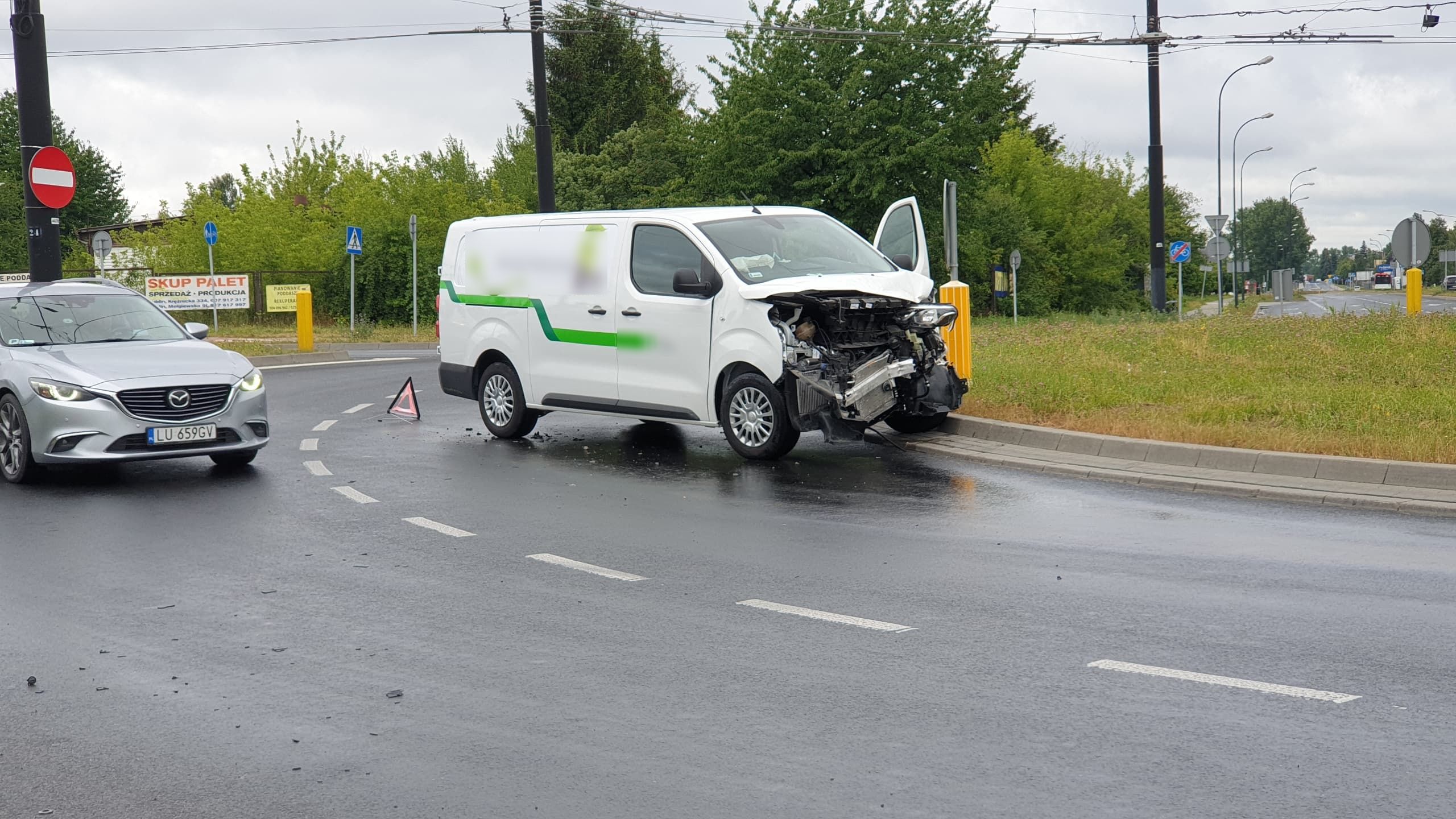 Nie ustąpił pierwszeństwa przejazdu. Zderzył się z pojazdem do przewozu betonu (zdjęcia)