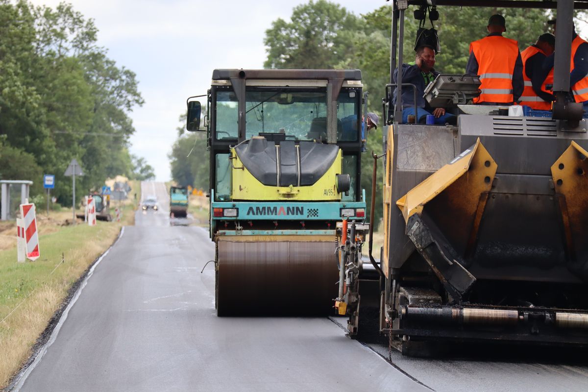 Trwa remont kolejnego odcinka trasy Chełm – Hrubieszów. Urzędnicy sprawdzali zaawansowanie prac (zdjęcia)