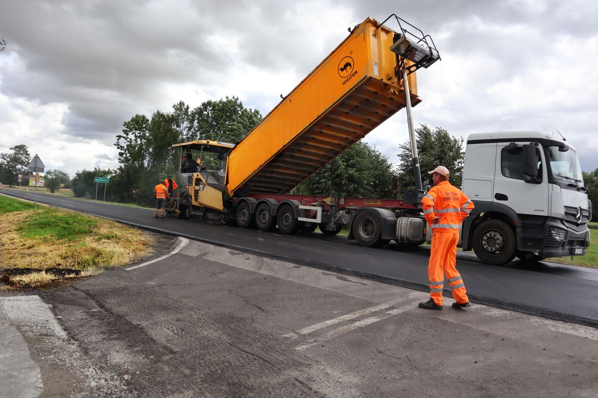 Trwa remont kolejnego odcinka trasy Chełm – Hrubieszów. Urzędnicy sprawdzali zaawansowanie prac (zdjęcia)