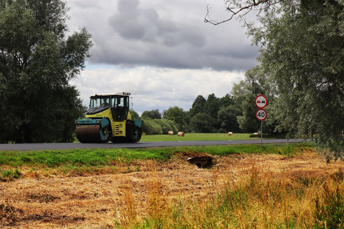 Trwa remont kolejnego odcinka trasy Chełm – Hrubieszów. Urzędnicy sprawdzali zaawansowanie prac (zdjęcia)