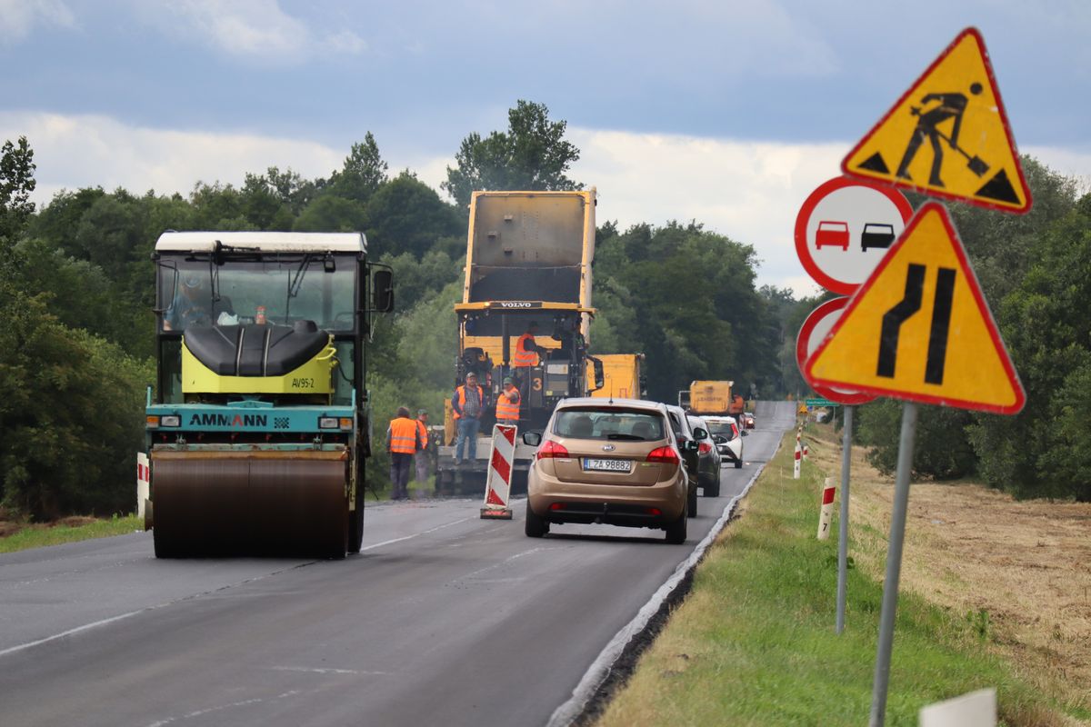 Trwa remont kolejnego odcinka trasy Chełm – Hrubieszów. Urzędnicy sprawdzali zaawansowanie prac (zdjęcia)