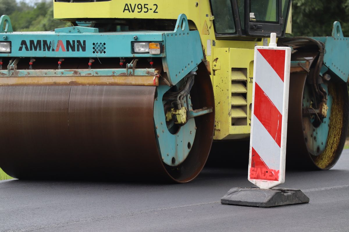 Trwa remont kolejnego odcinka trasy Chełm – Hrubieszów. Urzędnicy sprawdzali zaawansowanie prac (zdjęcia)