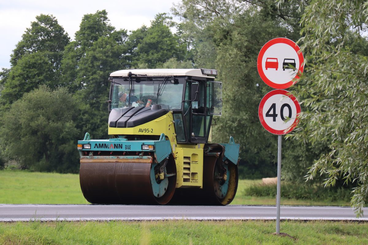 Trwa remont kolejnego odcinka trasy Chełm – Hrubieszów. Urzędnicy sprawdzali zaawansowanie prac (zdjęcia)