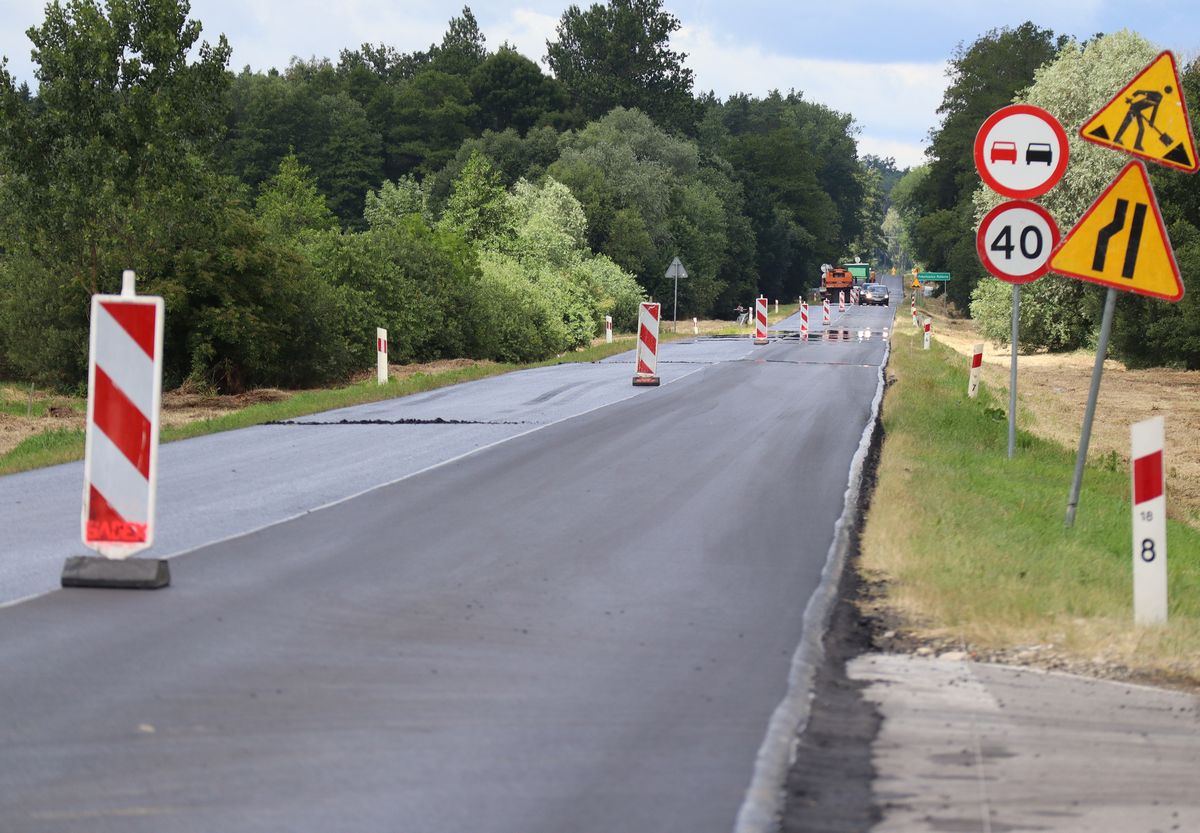 Trwa remont kolejnego odcinka trasy Chełm – Hrubieszów. Urzędnicy sprawdzali zaawansowanie prac (zdjęcia)