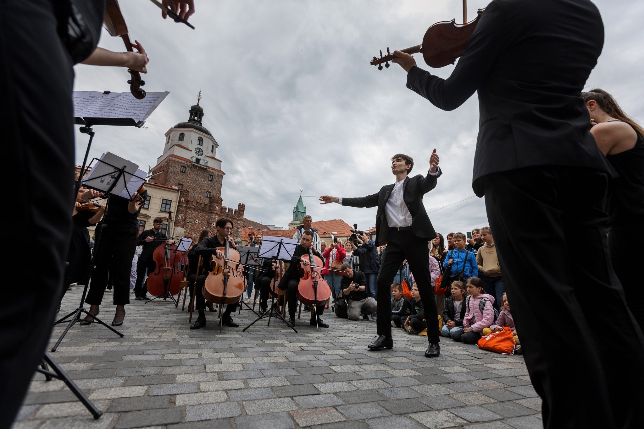 Koncert młodzieżowej orkiestry symfonicznej przed ratuszem. Muzycy z Ukrainy zagrali dla mieszkańców i uchodźców (zdjęcia)