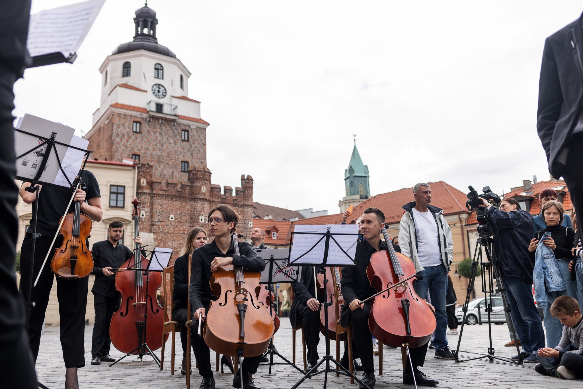 Koncert młodzieżowej orkiestry symfonicznej przed ratuszem. Muzycy z Ukrainy zagrali dla mieszkańców i uchodźców (zdjęcia)