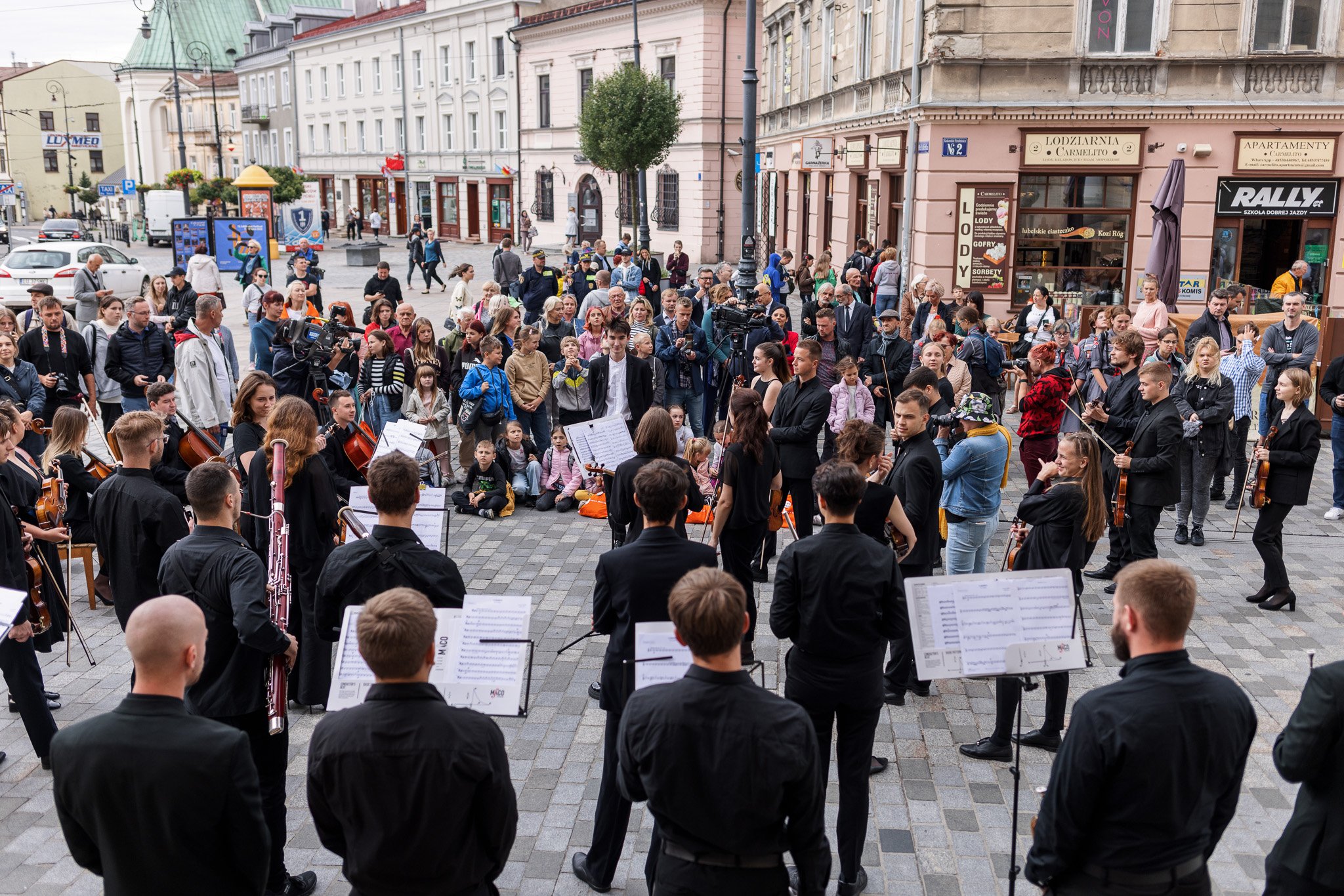 Koncert młodzieżowej orkiestry symfonicznej przed ratuszem. Muzycy z Ukrainy zagrali dla mieszkańców i uchodźców (zdjęcia)