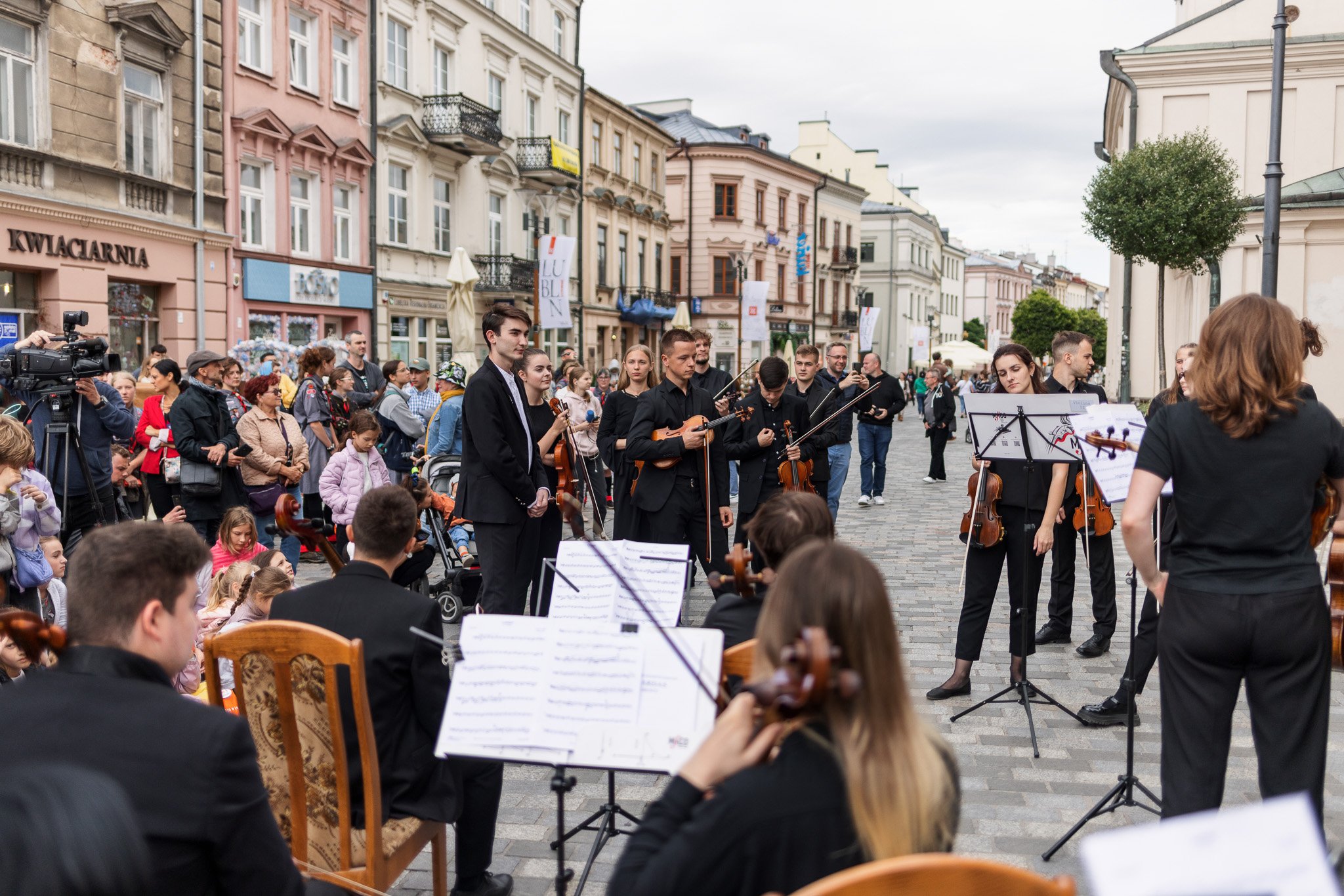 Koncert młodzieżowej orkiestry symfonicznej przed ratuszem. Muzycy z Ukrainy zagrali dla mieszkańców i uchodźców (zdjęcia)