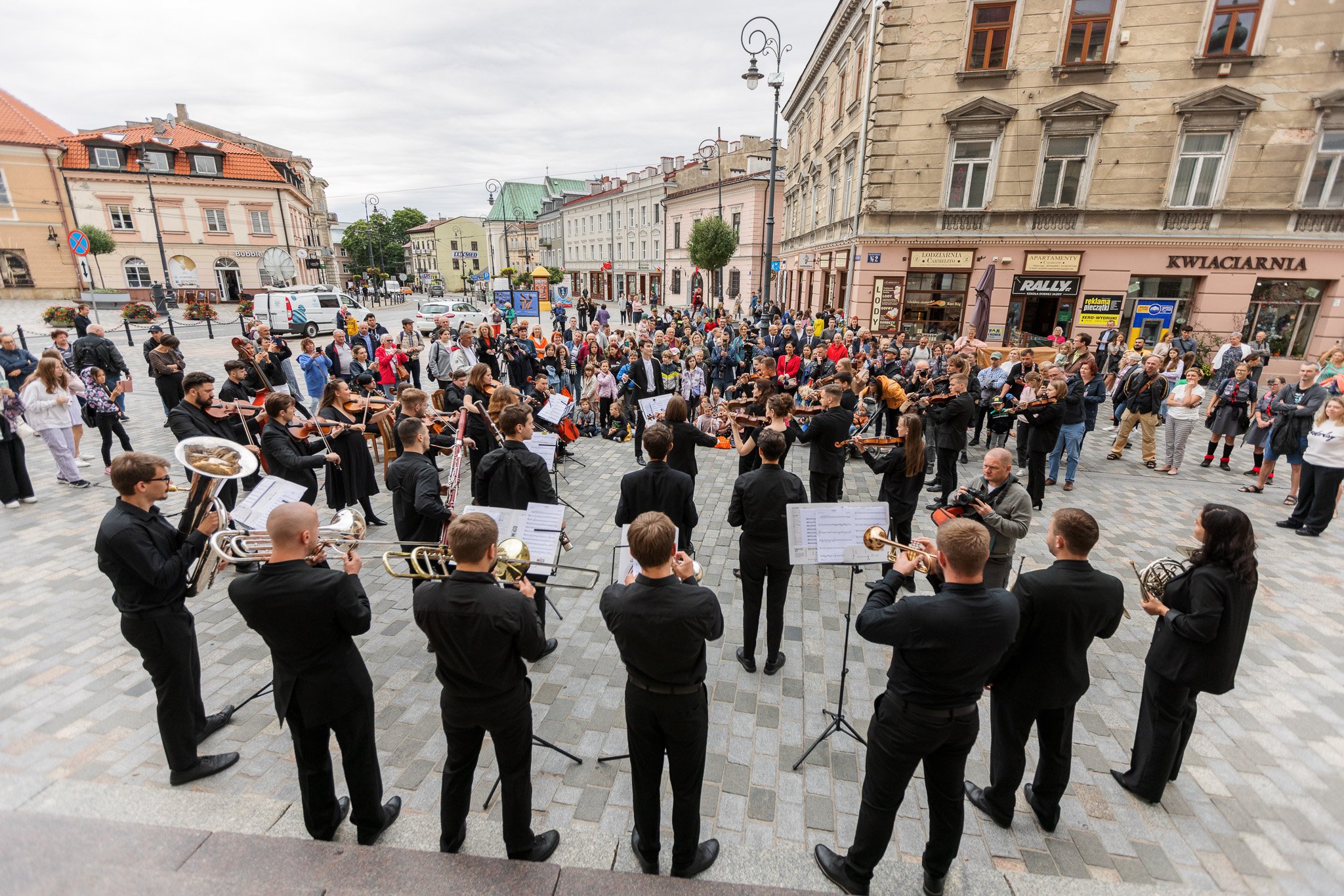 Koncert młodzieżowej orkiestry symfonicznej przed ratuszem. Muzycy z Ukrainy zagrali dla mieszkańców i uchodźców (zdjęcia)