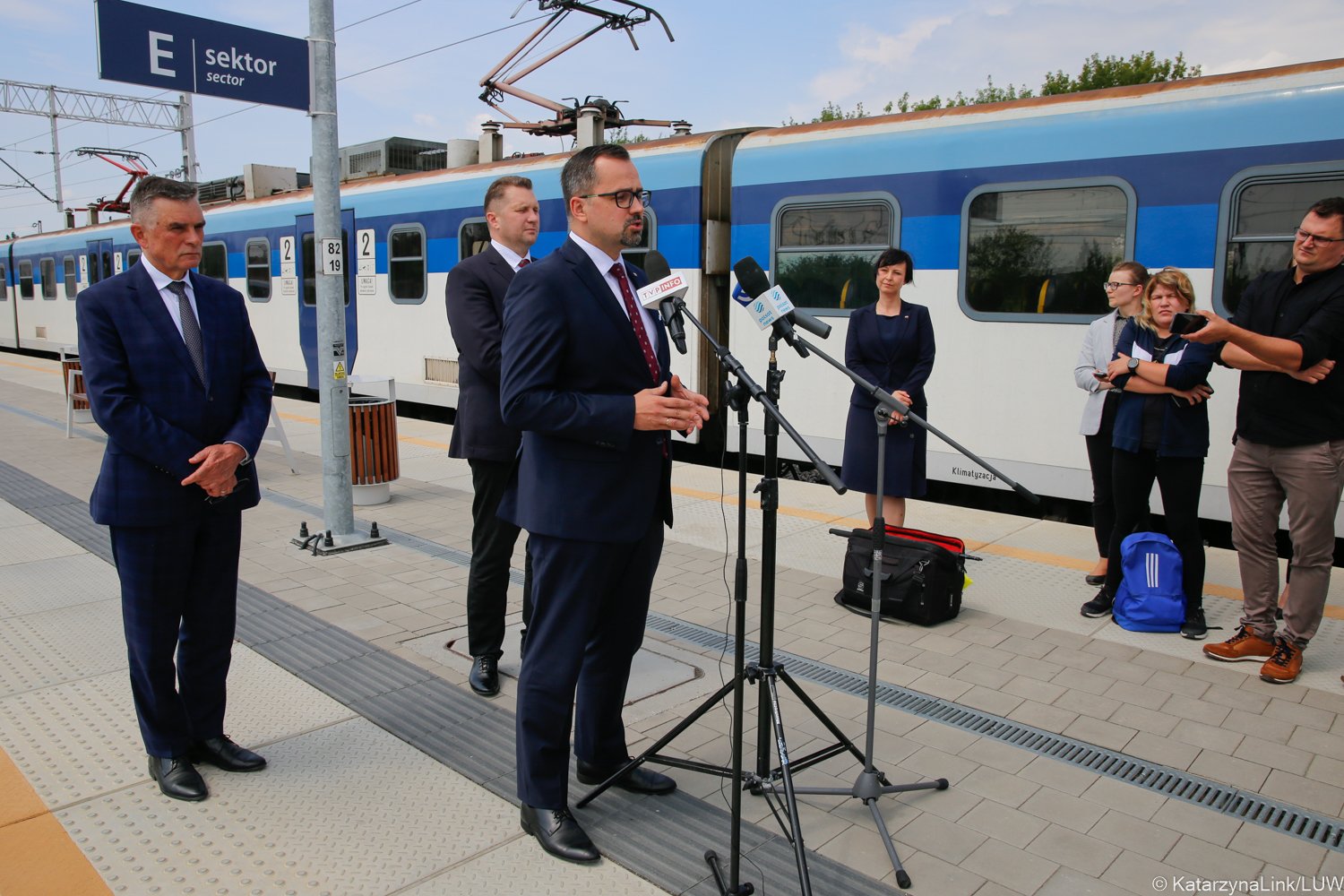 Mieszkańcy protestują przeciwko budowie nowych linii kolejowych, politycy mówią o korzyściach dla regionu (zdjęcia)