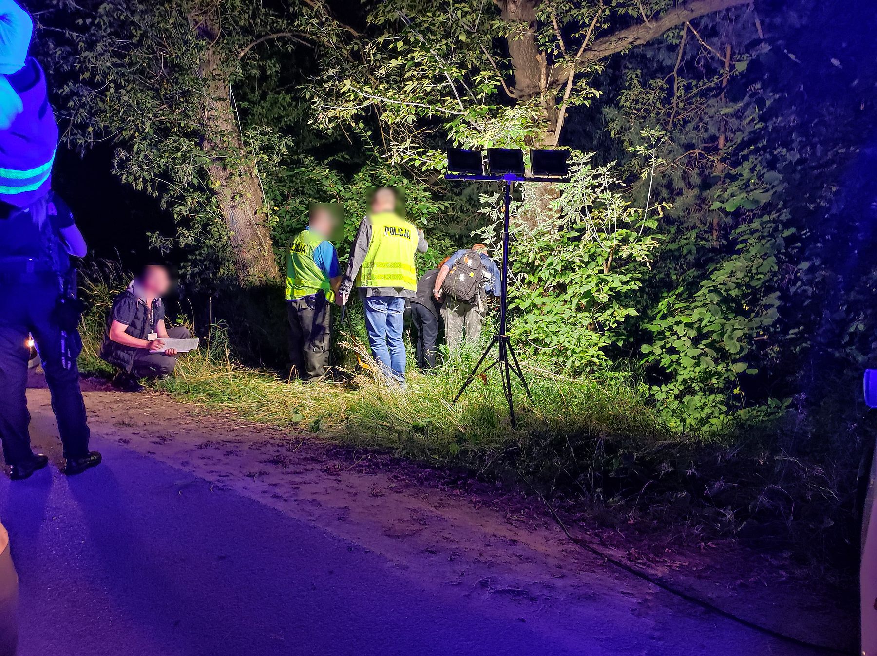 Wyszedł na spacer z psem, w zaroślach znalazł zwłoki. Trwa ustalanie przyczyn śmierci mężczyzny (zdjęcia)