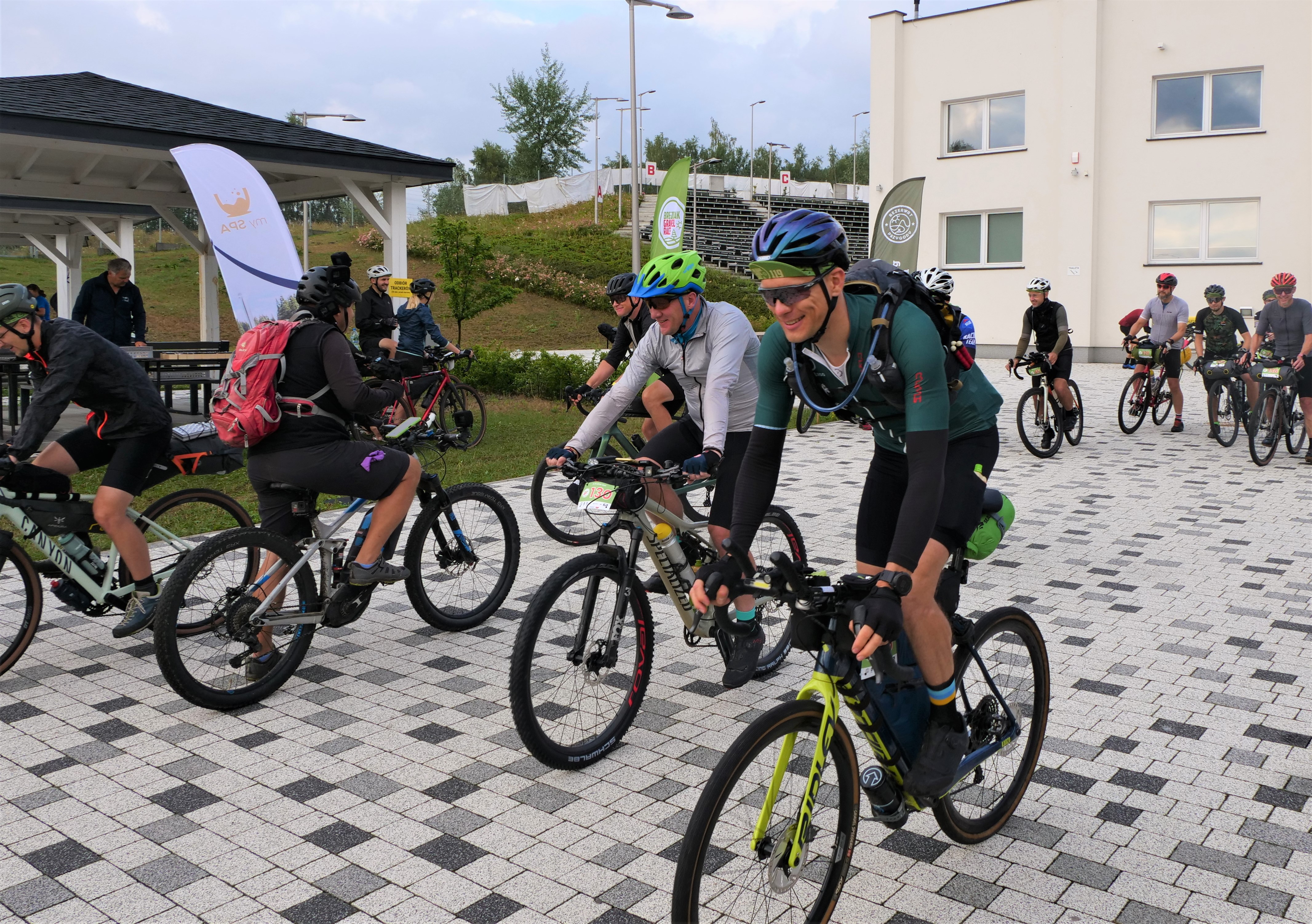 Rajd rowerowy „Brejdak Gravel”. Kilkudziesięciu rowerzystów ma do pokonania 700 km trasę drogami Lubelszczyzny (zdjęcia)