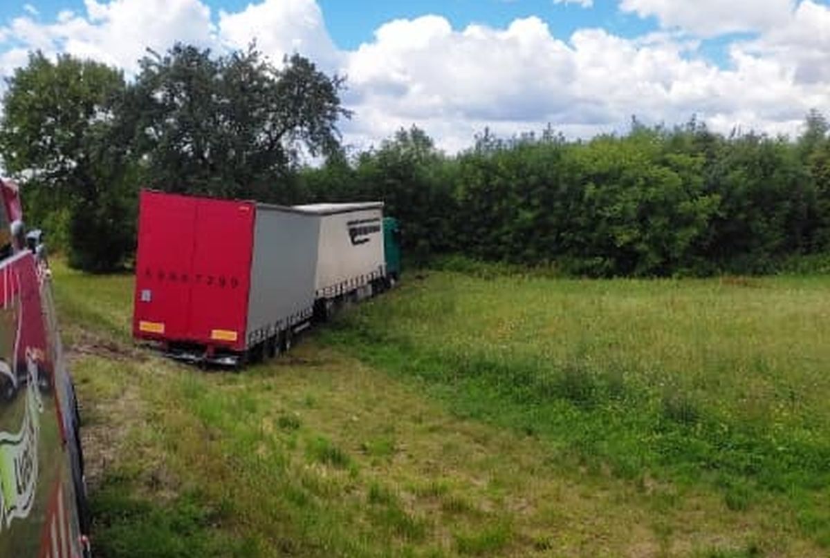 Wyprzedzał na trzeciego, kierowca ciężarówki ratując się przed zderzeniem zjechał na pole. Sprawca uciekł pieszo (zdjęcia)