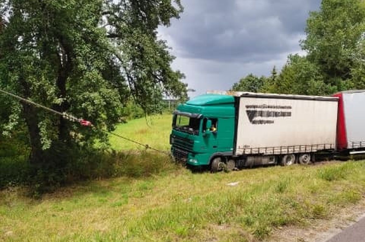 Wyprzedzał na trzeciego, kierowca ciężarówki ratując się przed zderzeniem zjechał na pole. Sprawca uciekł pieszo (zdjęcia)