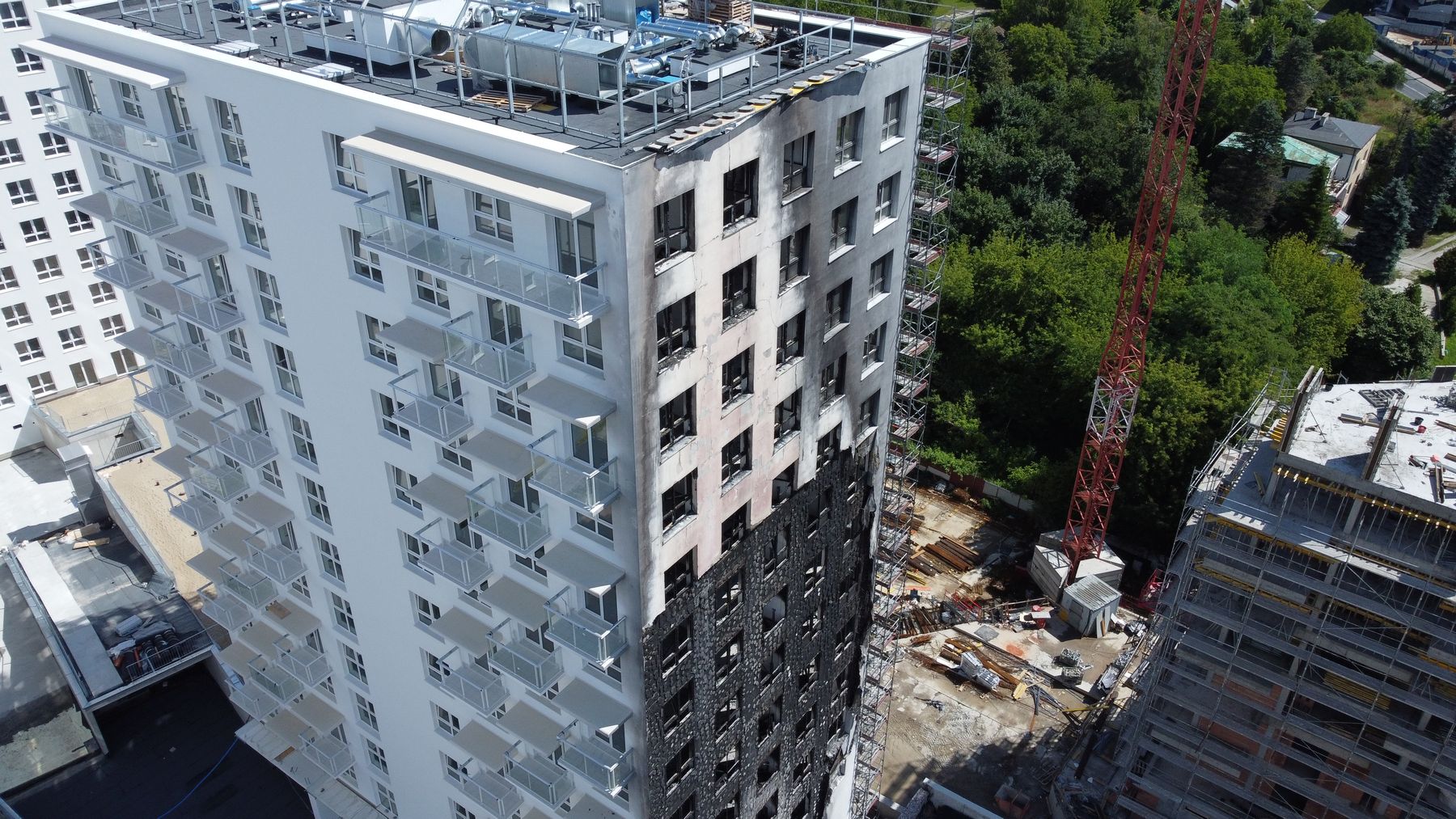 Prokuratura zajęła się sprawą pożaru wieżowca. Straty wstępnie oszacowano na 2,5 mln zł (zdjęcia)