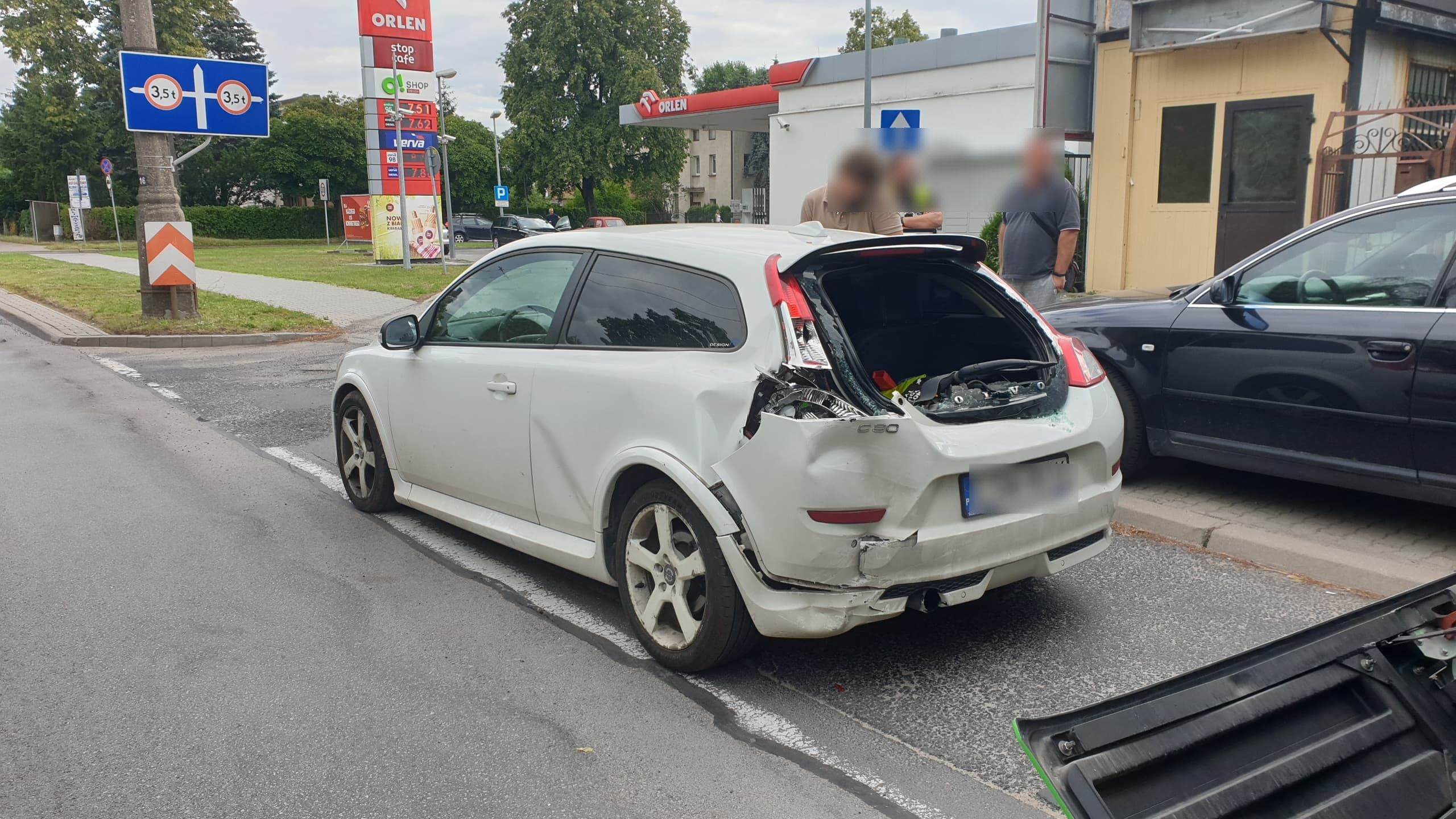 Wjechał wprost pod trolejbus, kierowca nie zdołał zatrzymać pojazdu. Na szczęście nikt nie ucierpiał (zdjęcia)