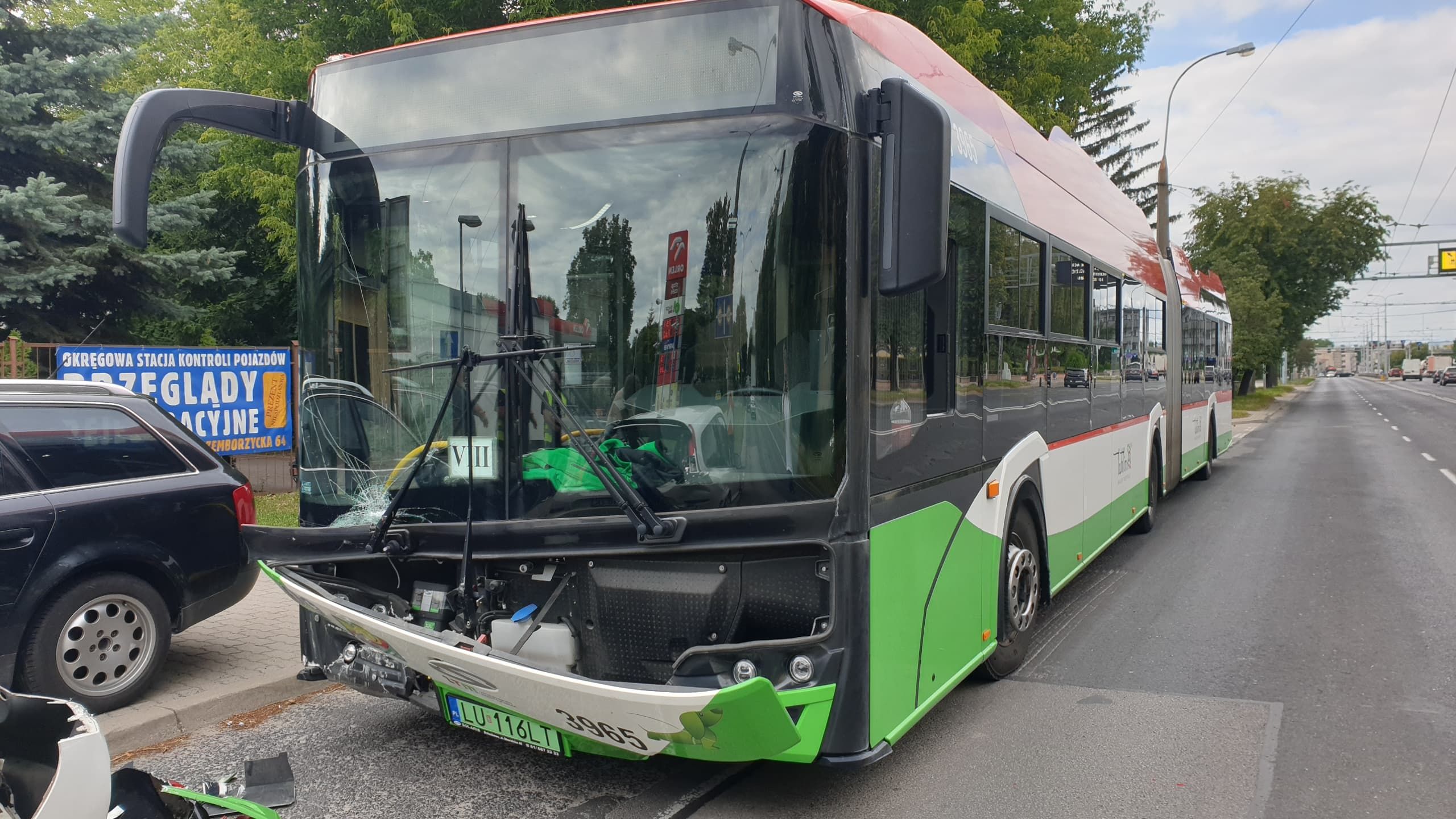 Wjechał wprost pod trolejbus, kierowca nie zdołał zatrzymać pojazdu. Na szczęście nikt nie ucierpiał (zdjęcia)