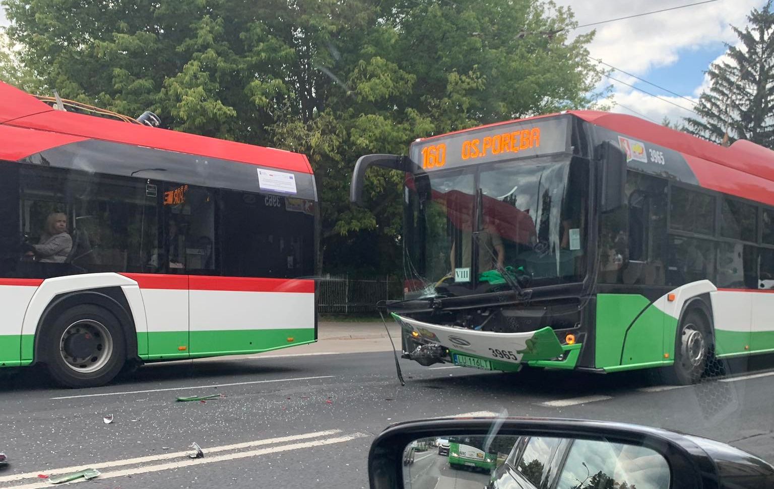 Wjechał wprost pod trolejbus, kierowca nie zdołał zatrzymać pojazdu. Na szczęście nikt nie ucierpiał (zdjęcia)