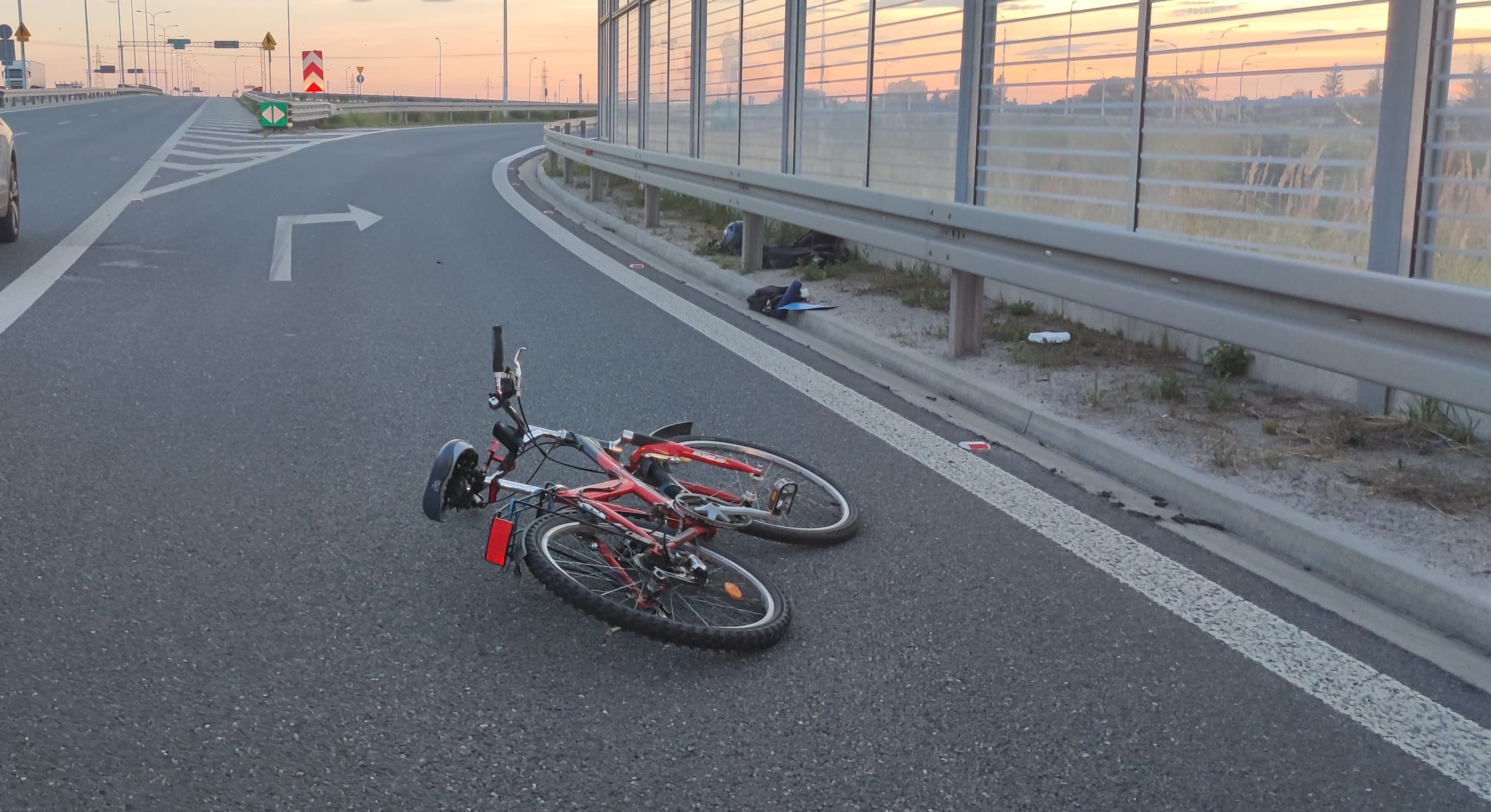 Motocyklista zderzył się z rowerzystą. Jeden z mężczyzn trafił do szpitala (zdjęcia)