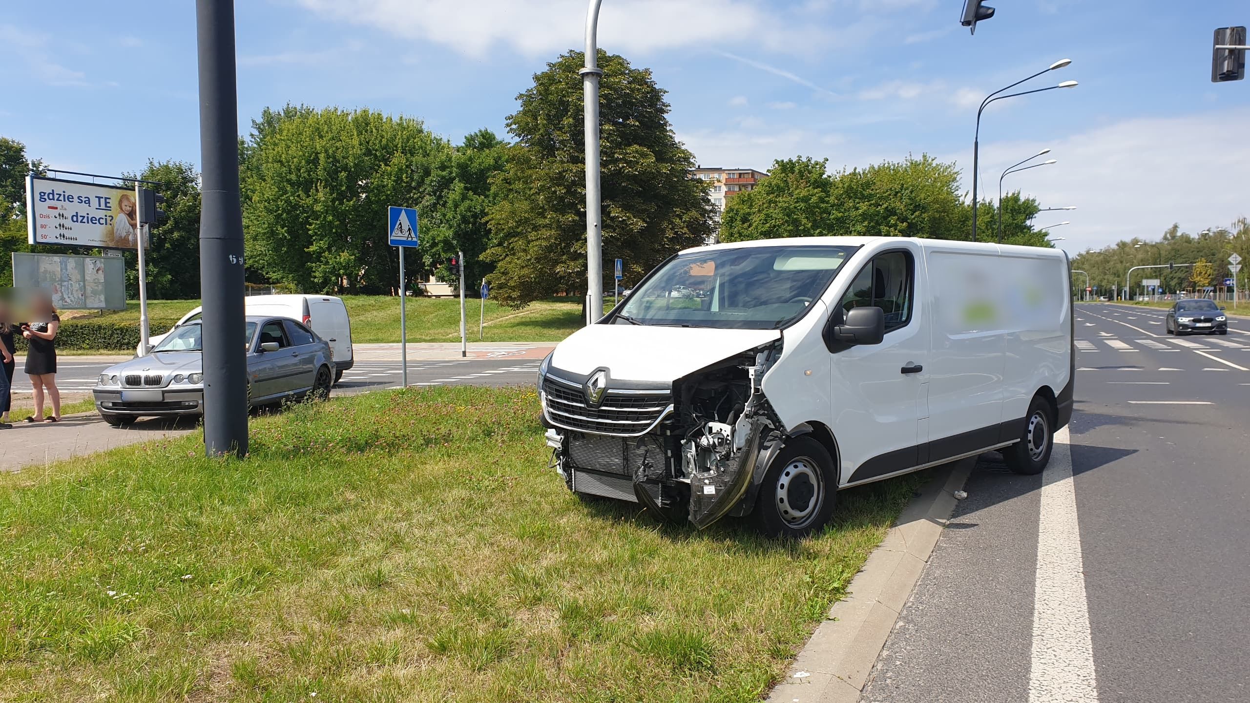 Było czerwone, wjechała na rondo. BMW zderzyło się z dostawczym renaultem (zdjęcia)