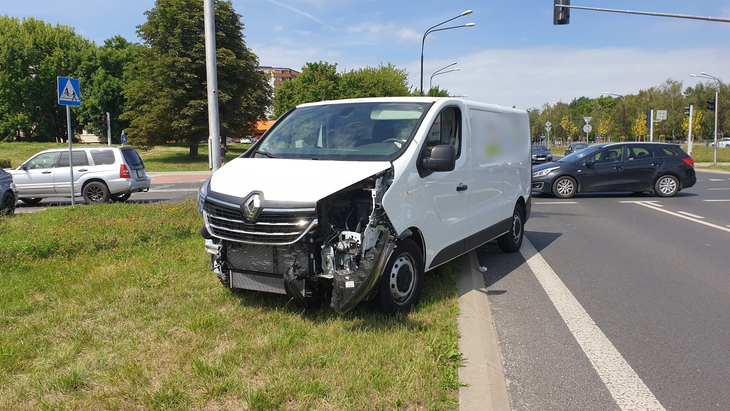 Było czerwone, wjechała na rondo. BMW zderzyło się z dostawczym renaultem (zdjęcia)