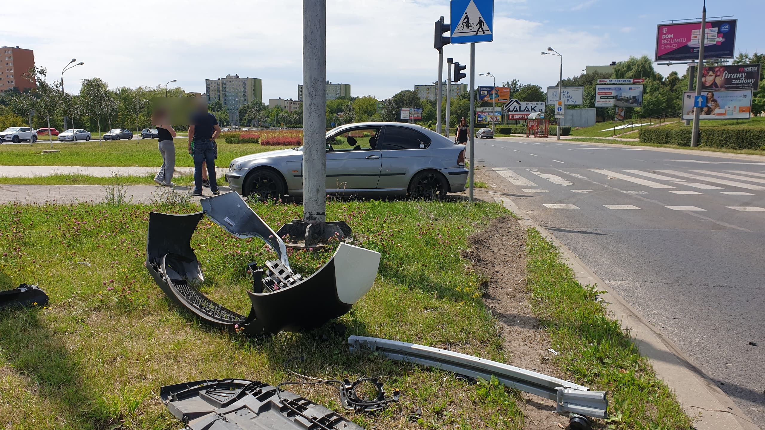 Było czerwone, wjechała na rondo. BMW zderzyło się z dostawczym renaultem (zdjęcia)