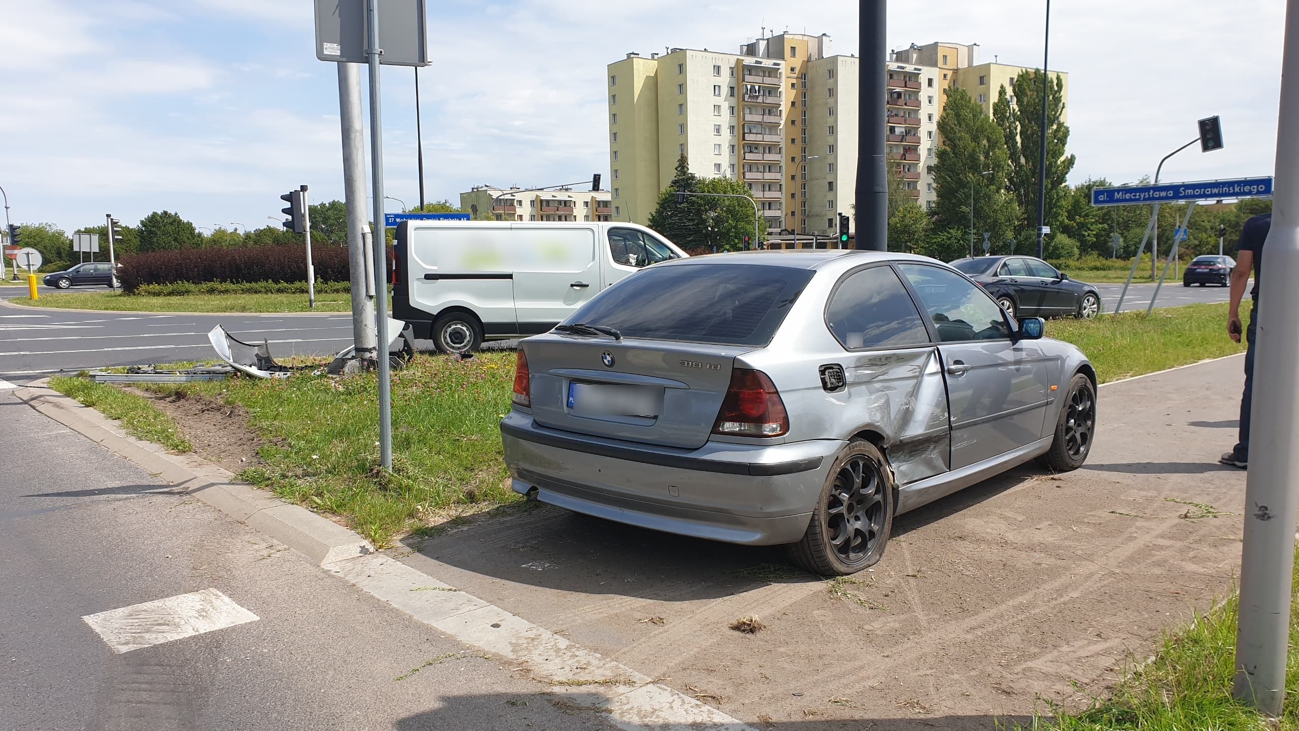 Było czerwone, wjechała na rondo. BMW zderzyło się z dostawczym renaultem (zdjęcia)