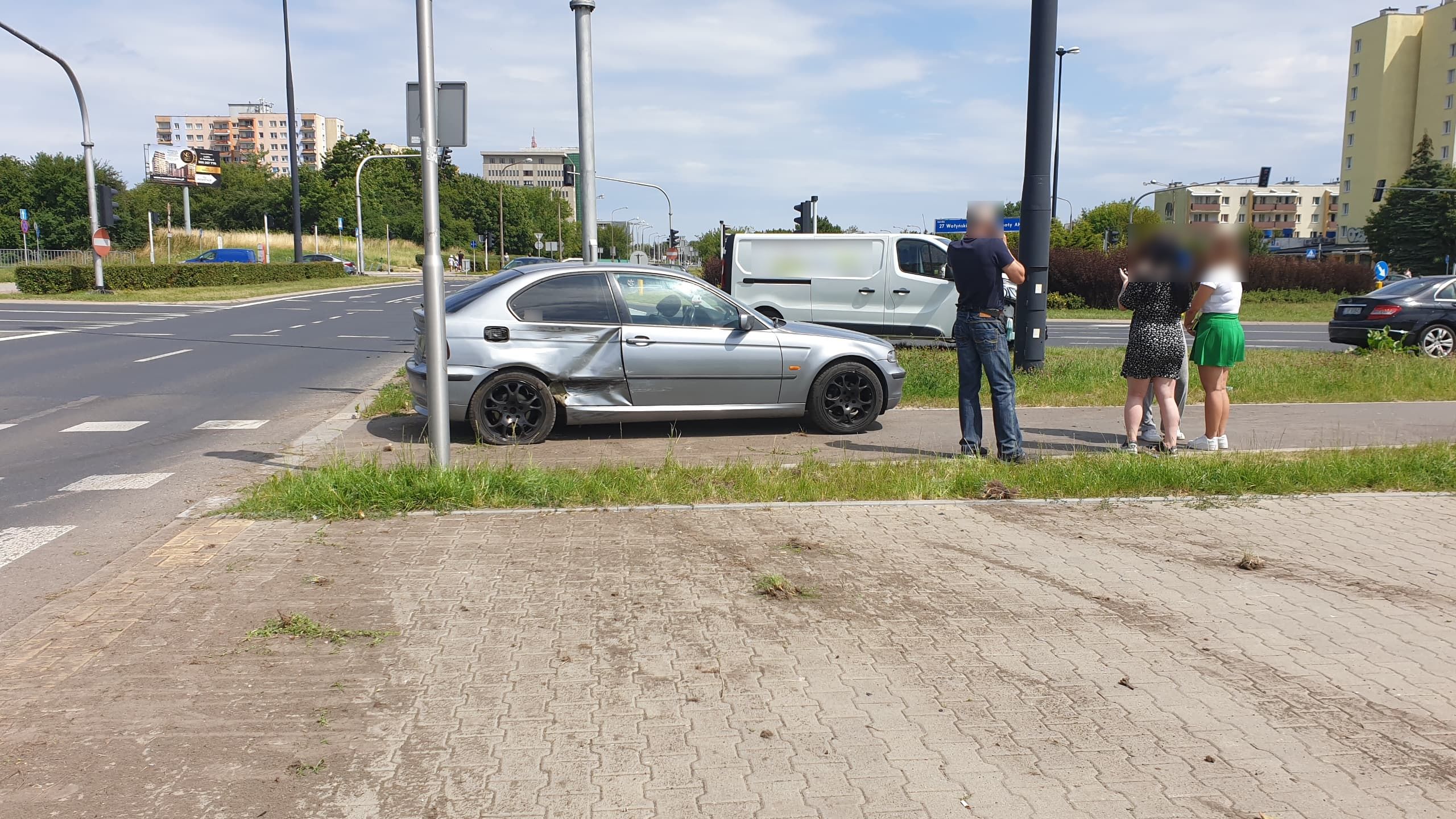 Było czerwone, wjechała na rondo. BMW zderzyło się z dostawczym renaultem (zdjęcia)