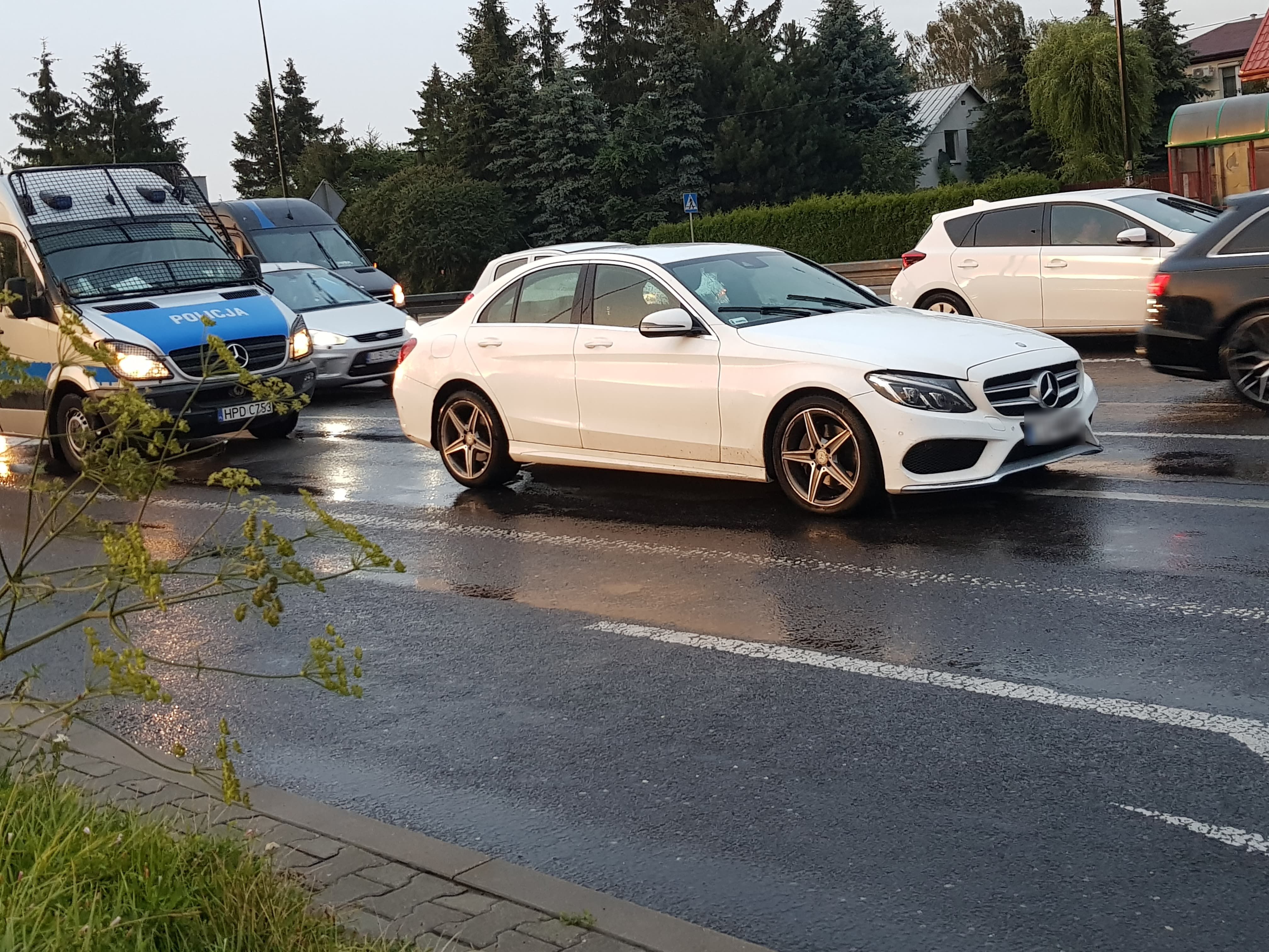 Jechał wężykiem, zachowywał się „irracjonalnie”. Kierowca mercedesa wpadł po reakcji świadków (zdjęcia)