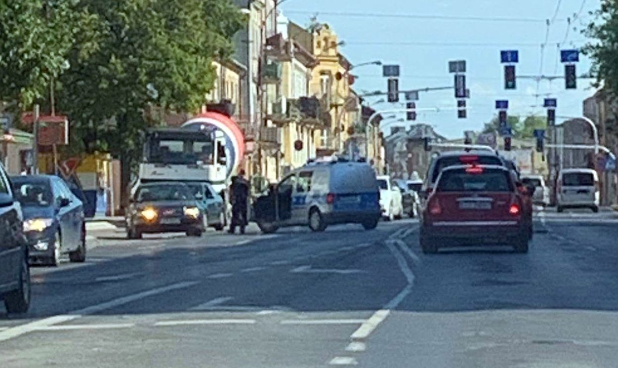 Policjanci zbierali gwoździe na ulicy (zdjęcia)