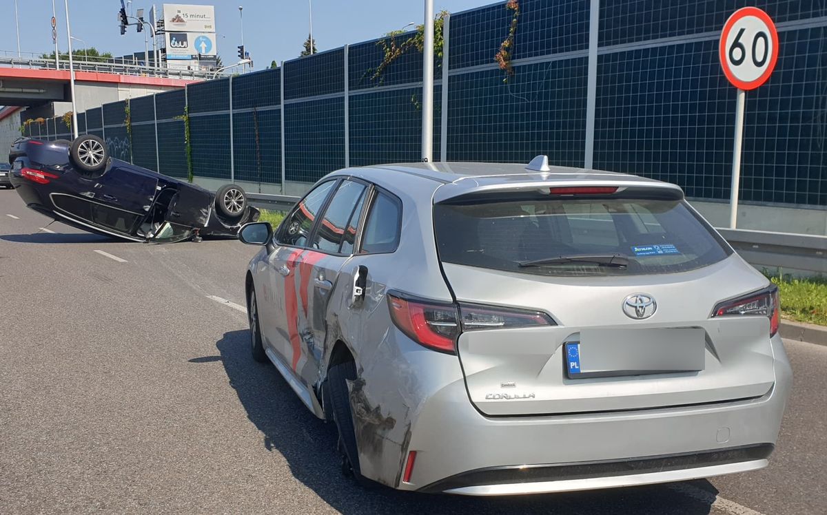 Wjechał w toyotę, po chwili peugeot dachował. Utrudnienia w ruchu na wjeździe do Lublina (zdjęcia)