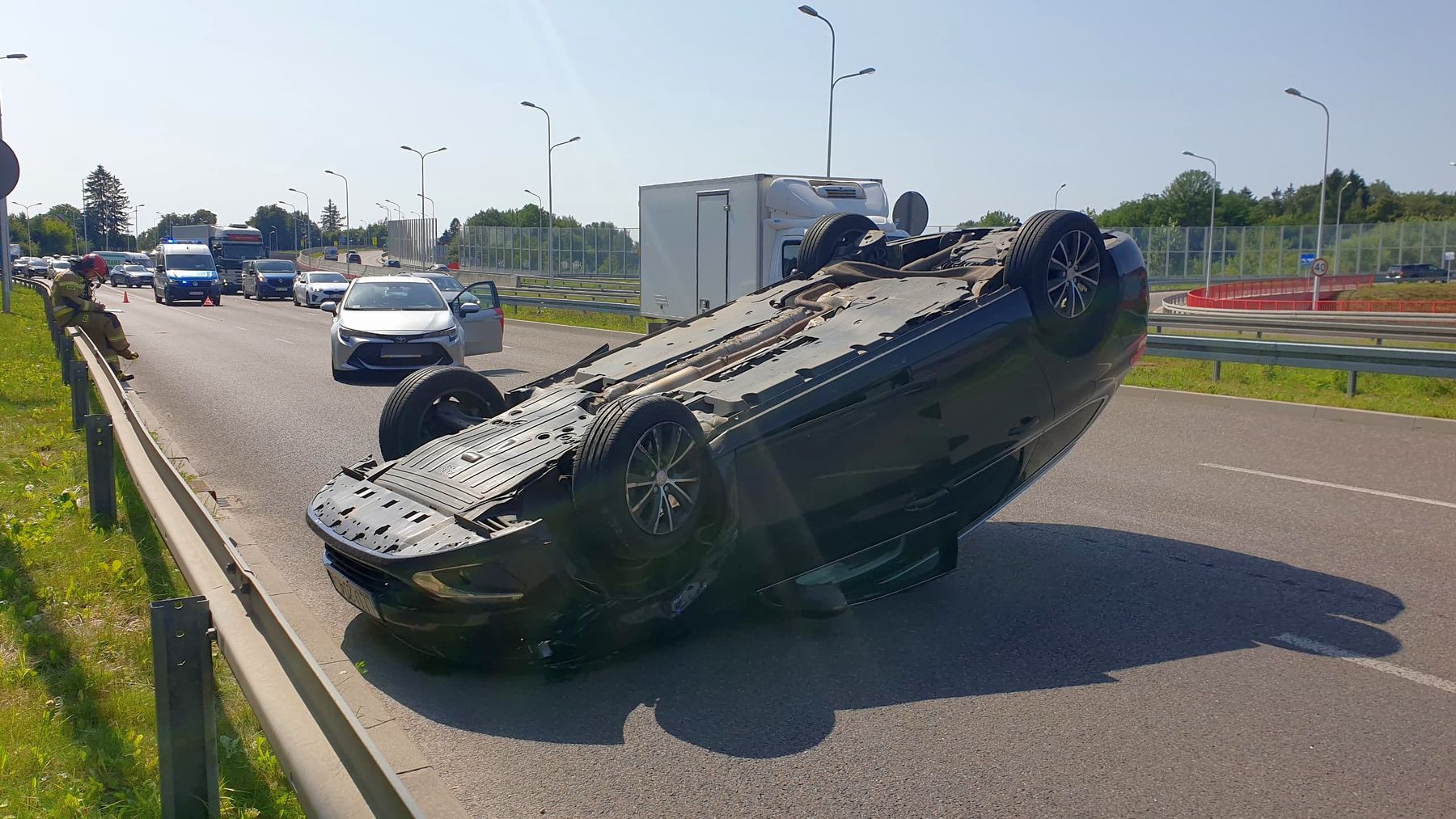 Wjechał w toyotę, po chwili peugeot dachował. Utrudnienia w ruchu na wjeździe do Lublina (zdjęcia)