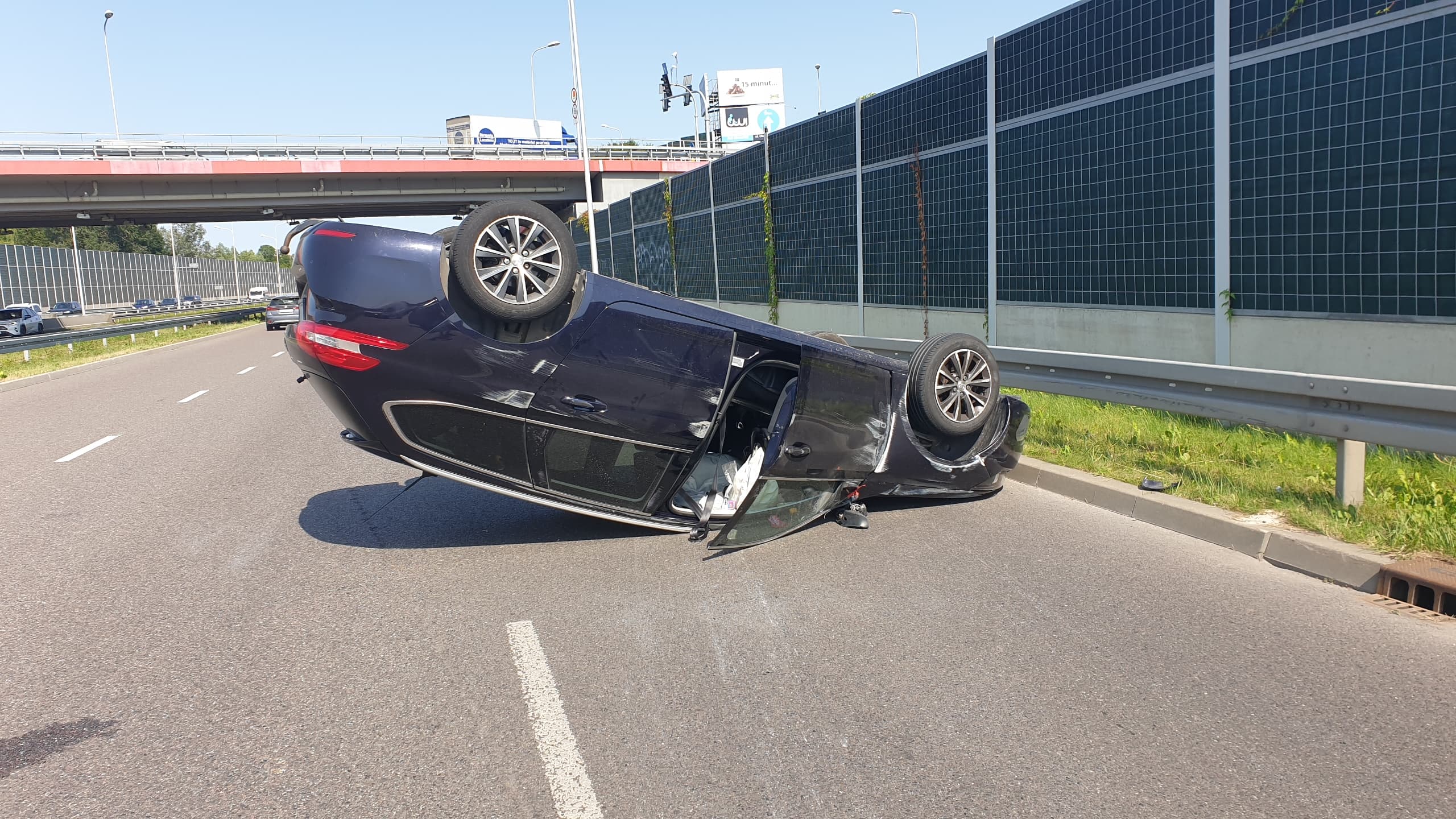 Wjechał w toyotę, po chwili peugeot dachował. Utrudnienia w ruchu na wjeździe do Lublina (zdjęcia)