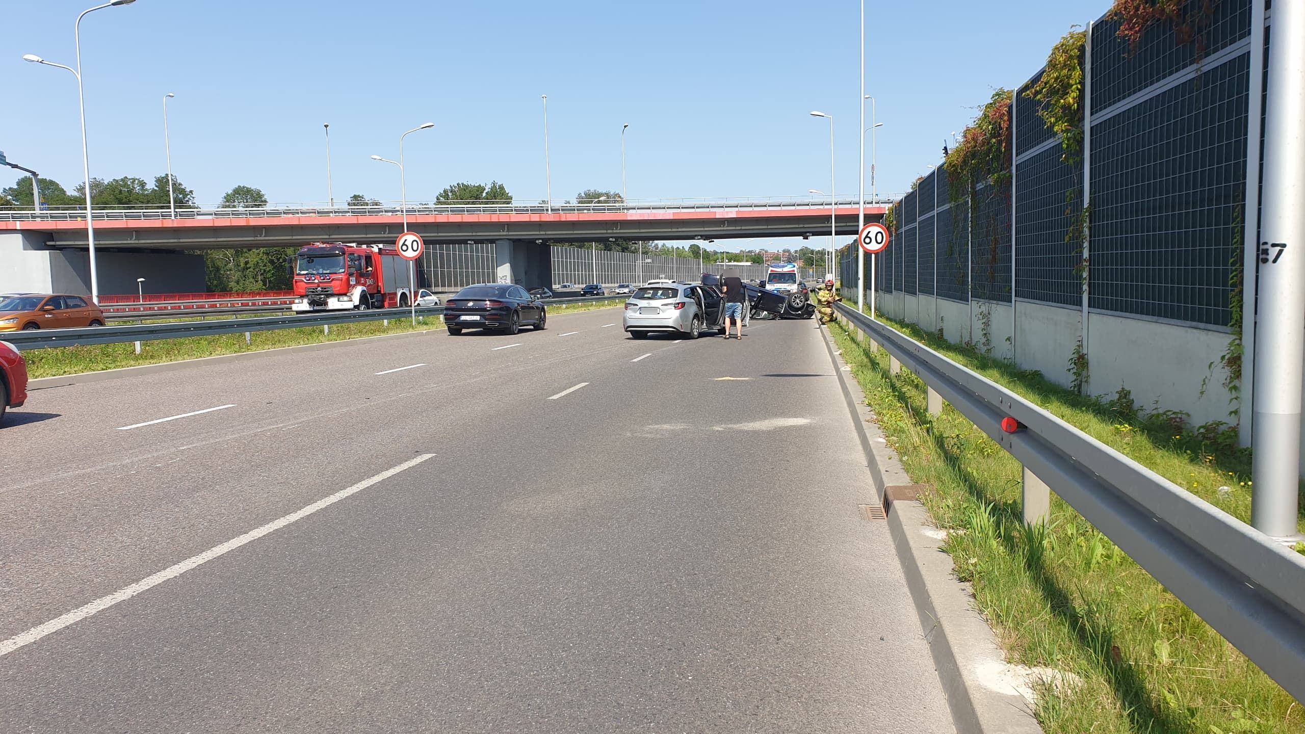 Wjechał w toyotę, po chwili peugeot dachował. Utrudnienia w ruchu na wjeździe do Lublina (zdjęcia)