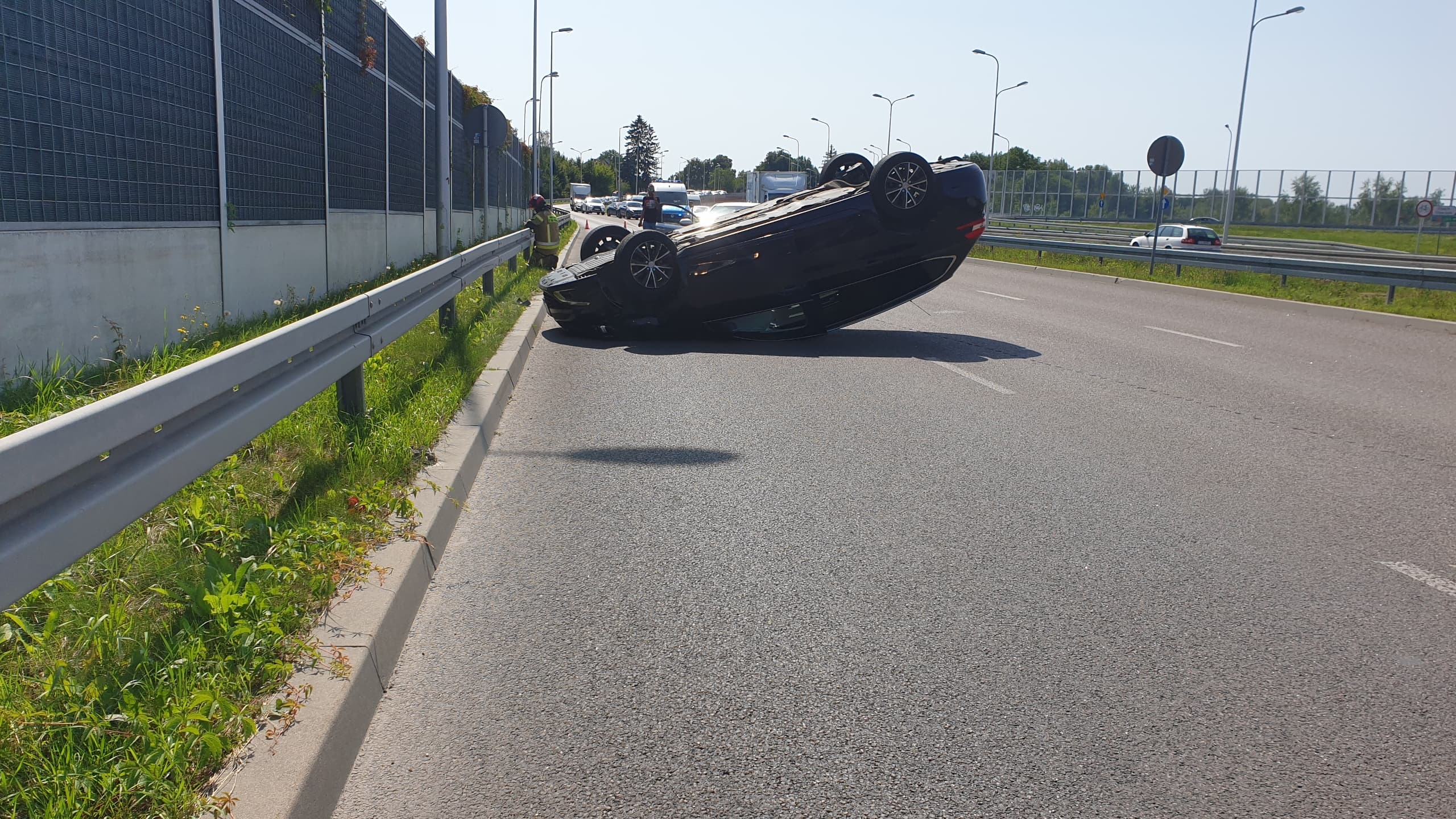 Wjechał w toyotę, po chwili peugeot dachował. Utrudnienia w ruchu na wjeździe do Lublina (zdjęcia)