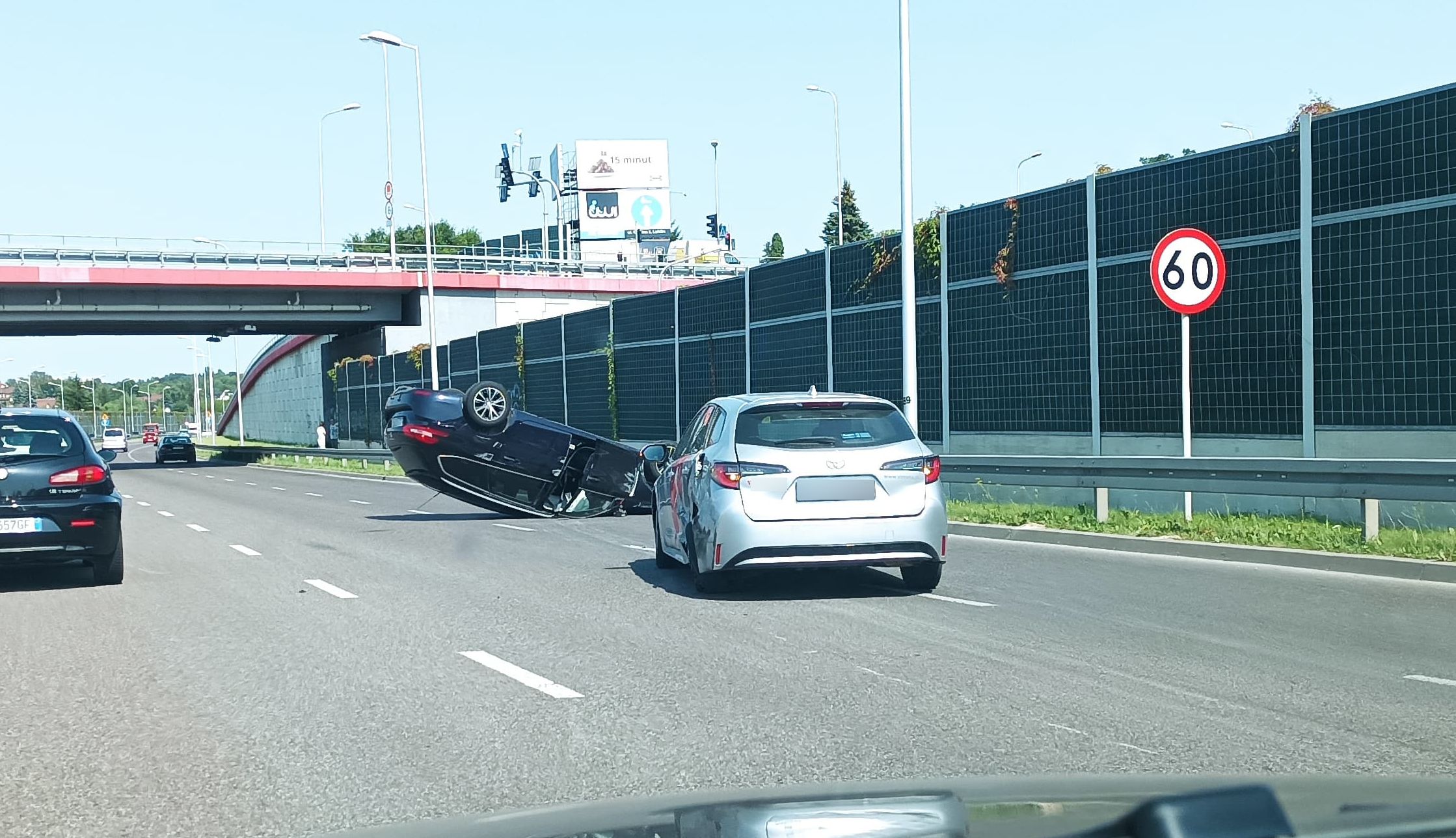 Wjechał w toyotę, po chwili peugeot dachował. Utrudnienia w ruchu na wjeździe do Lublina (zdjęcia)