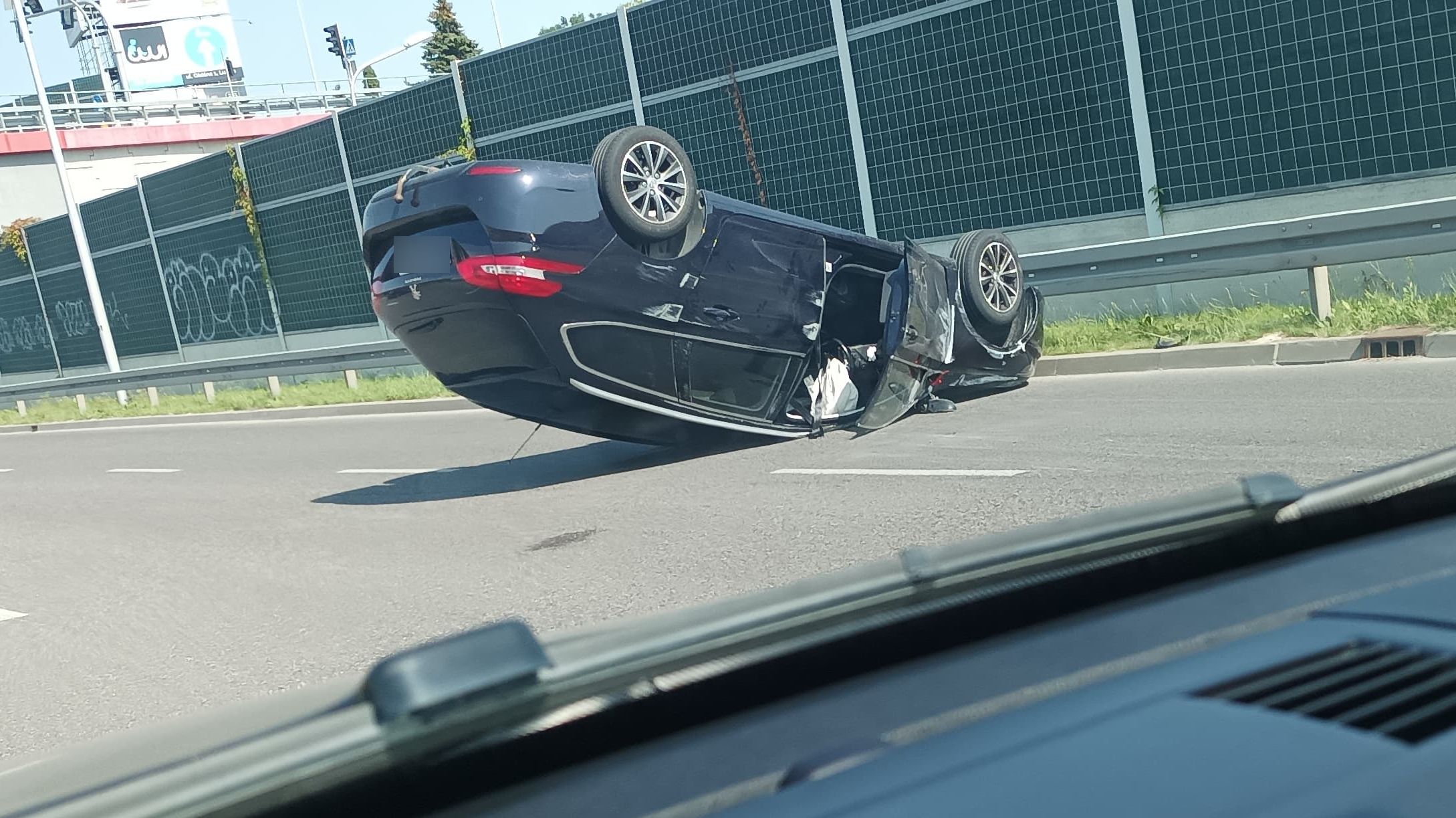 Wjechał w toyotę, po chwili peugeot dachował. Utrudnienia w ruchu na wjeździe do Lublina (zdjęcia)