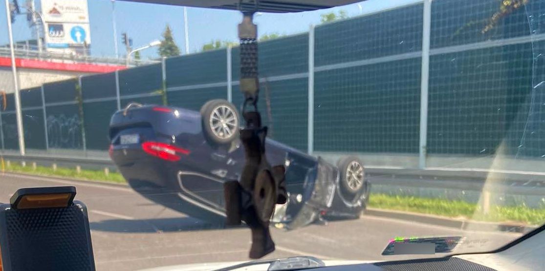 Wjechał w toyotę, po chwili peugeot dachował. Utrudnienia w ruchu na wjeździe do Lublina (zdjęcia)