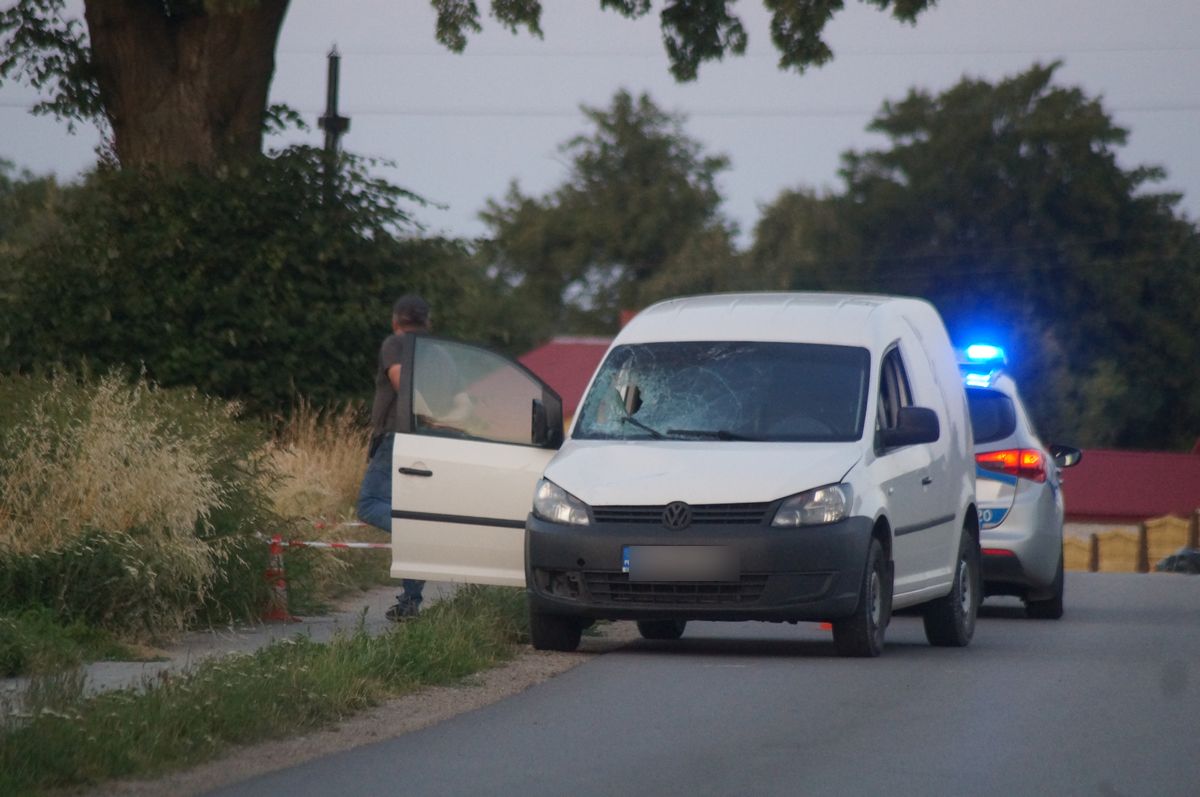 Groźny wypadek koło Świdnika. Mężczyzna został potrącony przez volkswagena (zdjęcia)