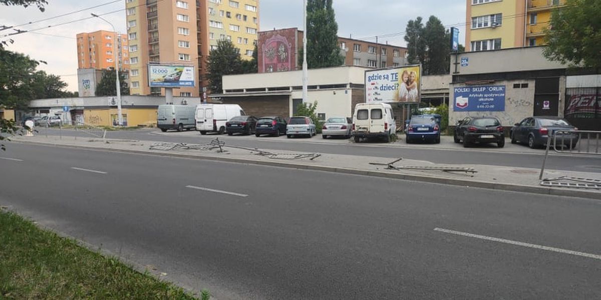 Uszkodzone barierki i dwa samochody. Trwa ustalanie, kto w nocy „szalał” na ul. Hutniczej (zdjęcia)