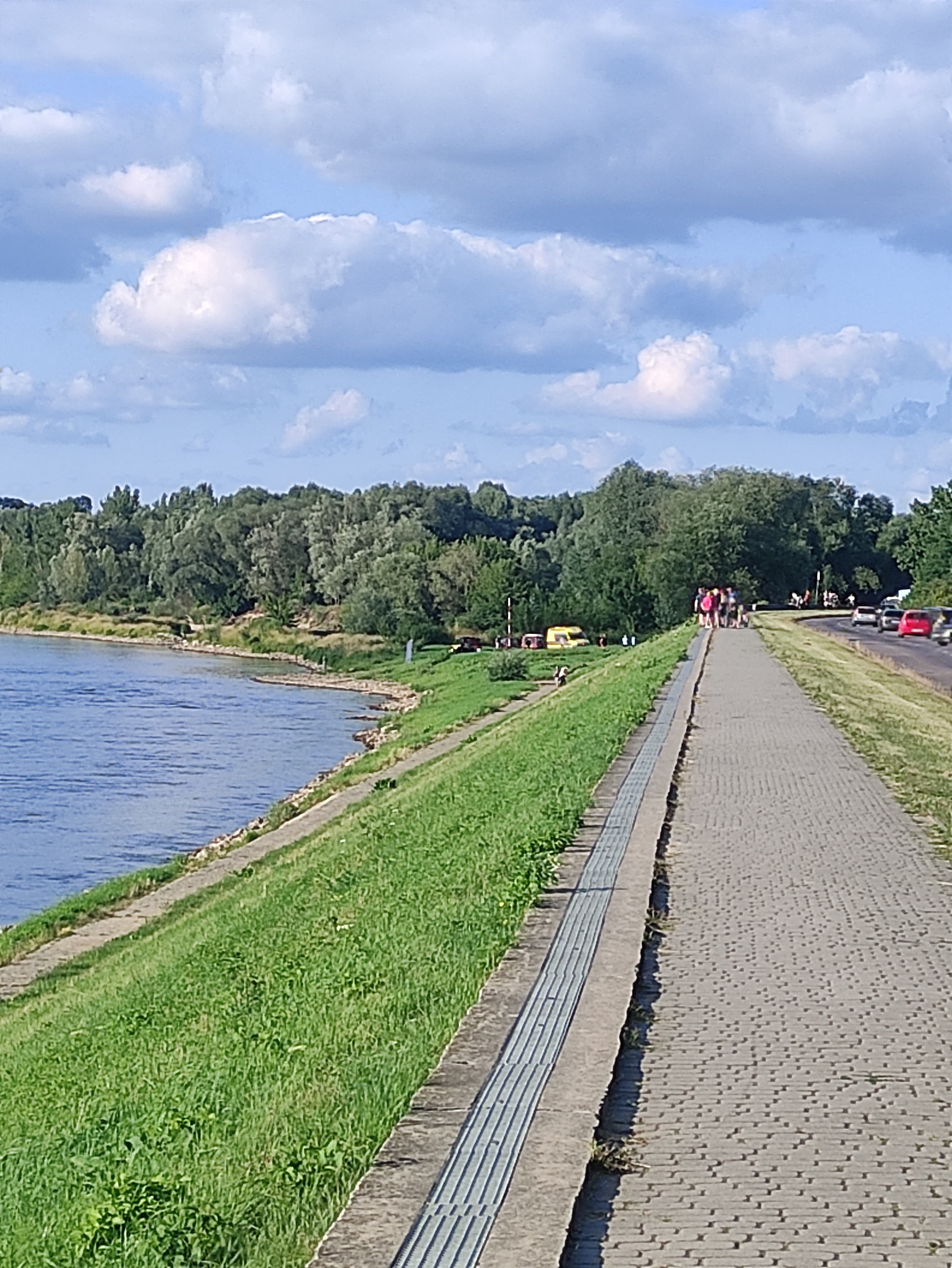 Akcja ratunkowa na Wiśle w Kazimierzu Dolnym. Spadł ze skutera wodnego i stracił przytomność (zdjęcia)