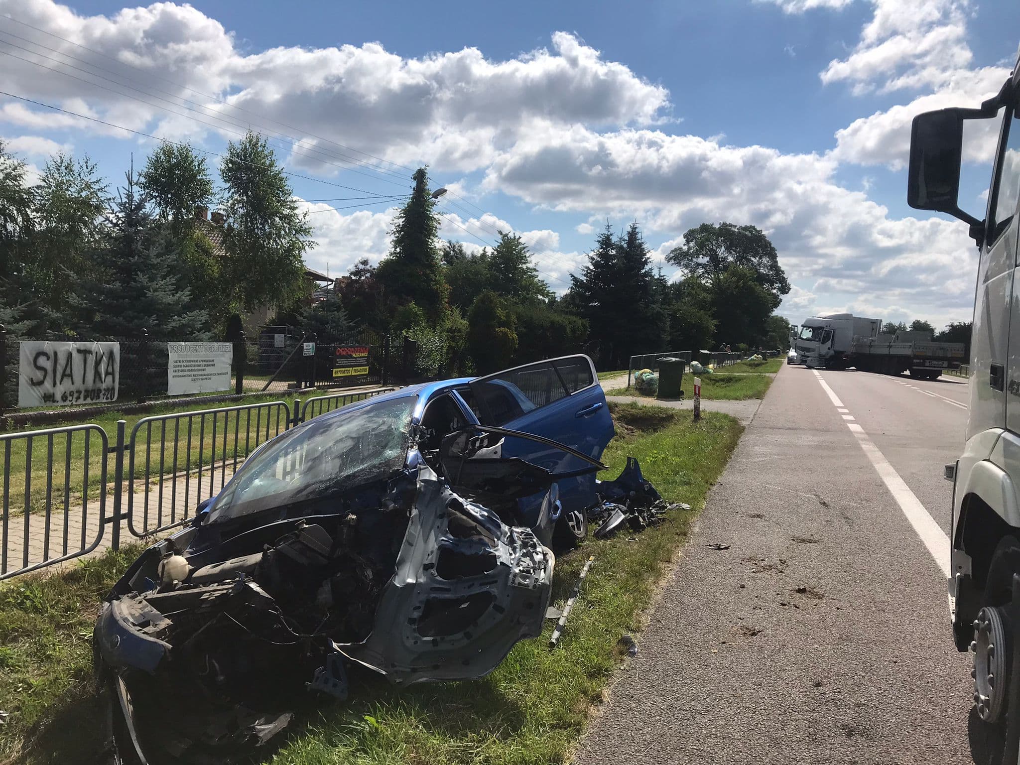 Zjechał kią wprost przed ciężarówkę. Obywatele Ukrainy mieli ogromne szczęście (zdjęcia)