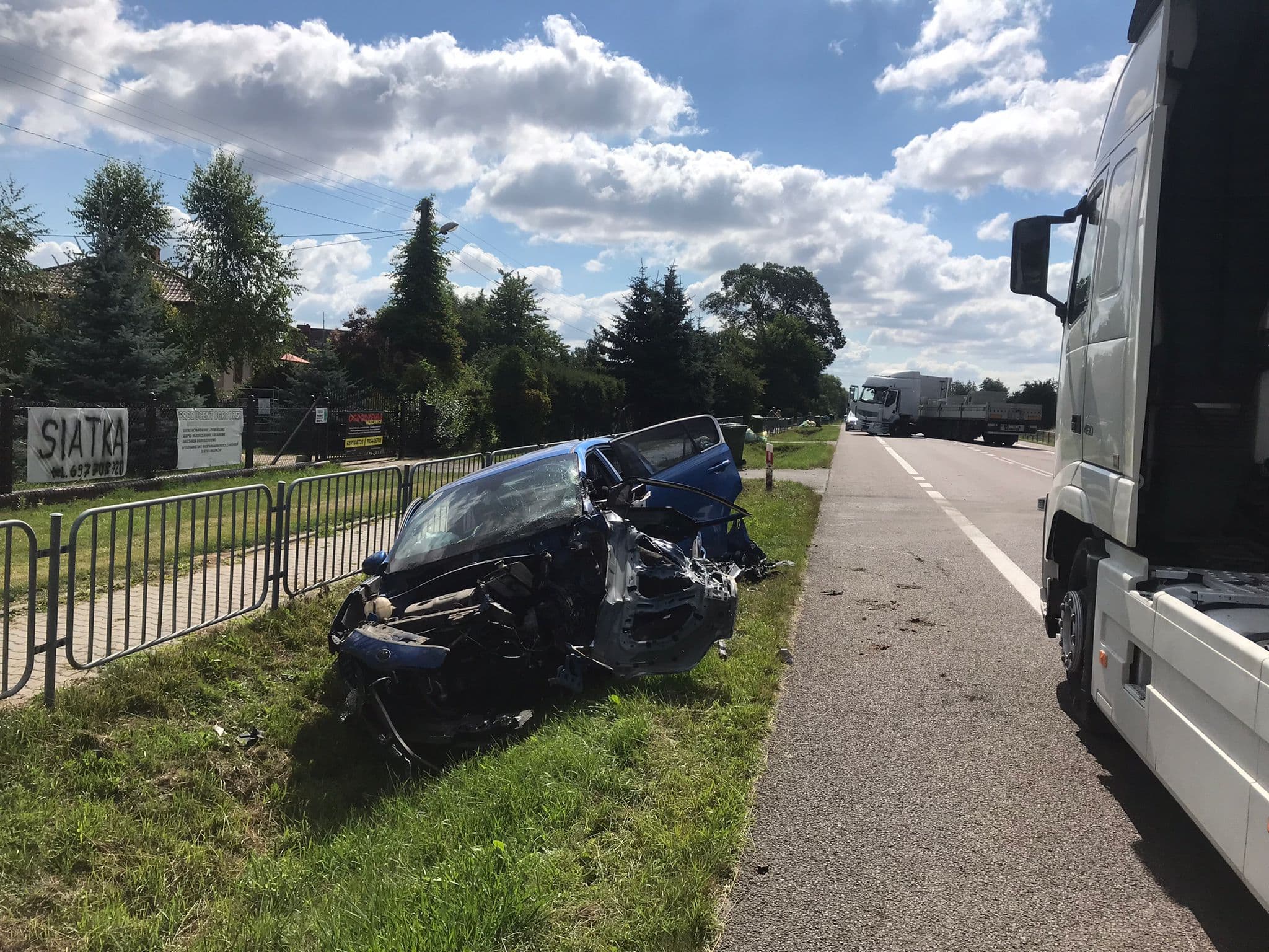 Zjechał kią wprost przed ciężarówkę. Obywatele Ukrainy mieli ogromne szczęście (zdjęcia)