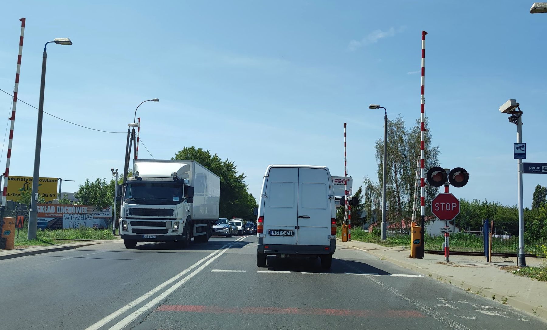 Rogatki uszkodzone, na znak stop nie każdy zwraca uwagę. Z ukrycia wszystko obserwuje straż ochrony kolei (zdjęcia)