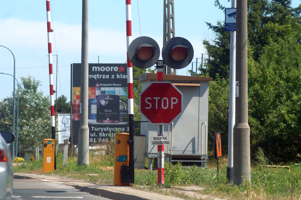 Rogatki uszkodzone, na znak stop nie każdy zwraca uwagę. Z ukrycia wszystko obserwuje straż ochrony kolei (zdjęcia)