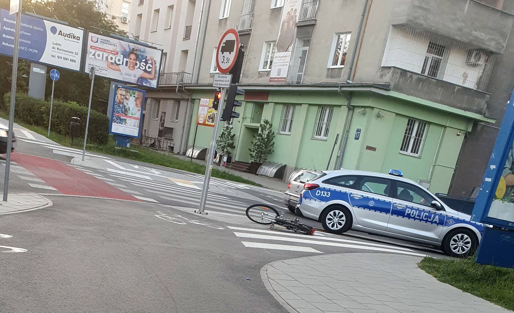 Przepuścił pieszych, nie zauważył jadącego rowerzysty. Cyklista trafił do szpitala (zdjęcia)