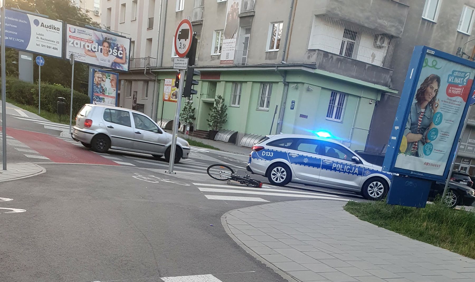 Przepuścił pieszych, nie zauważył jadącego rowerzysty. Cyklista trafił do szpitala (zdjęcia)