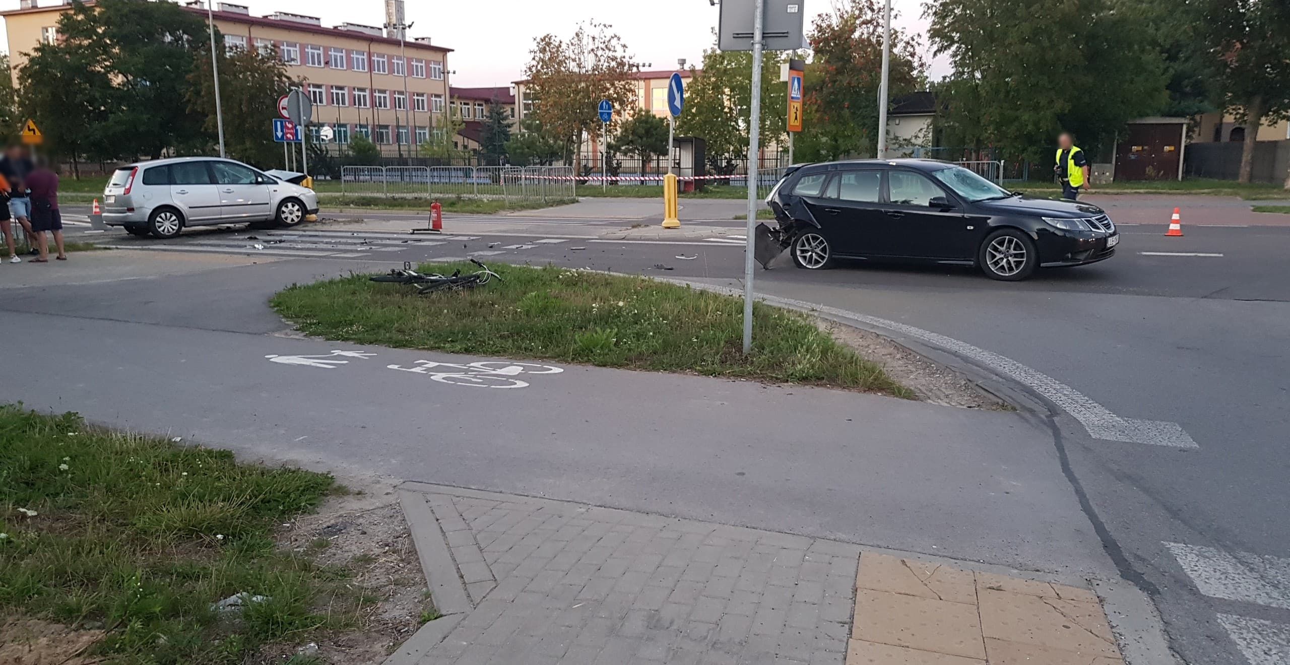 Wjechała fordem w saaba, ten potrącił dwóch pieszych. Groźny wypadek koło Lublina (zdjęcia)